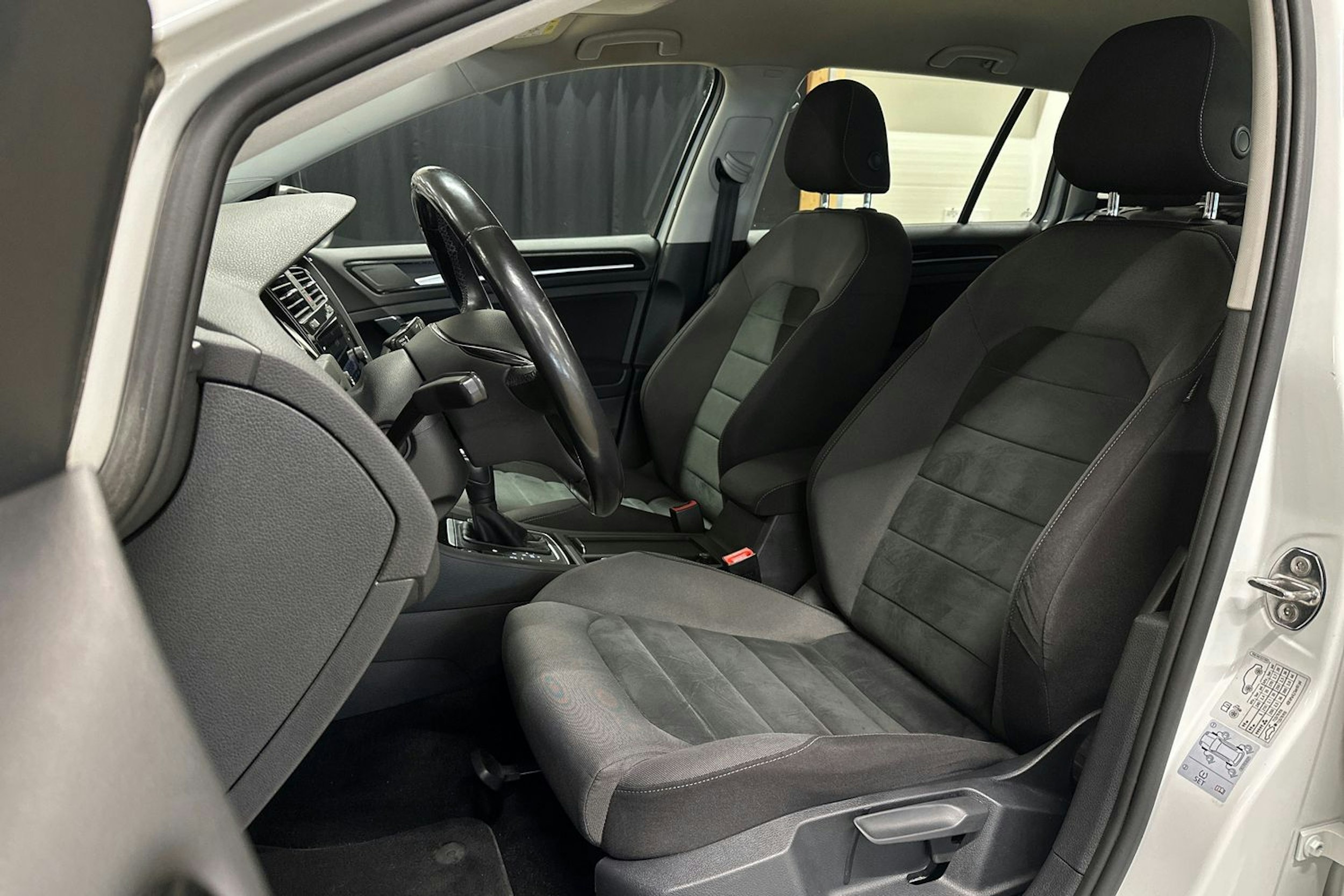 valkoinen Volkswagen Golf 2020 kuva 15.