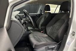 valkoinen Volkswagen Golf 2020 kuva 15.