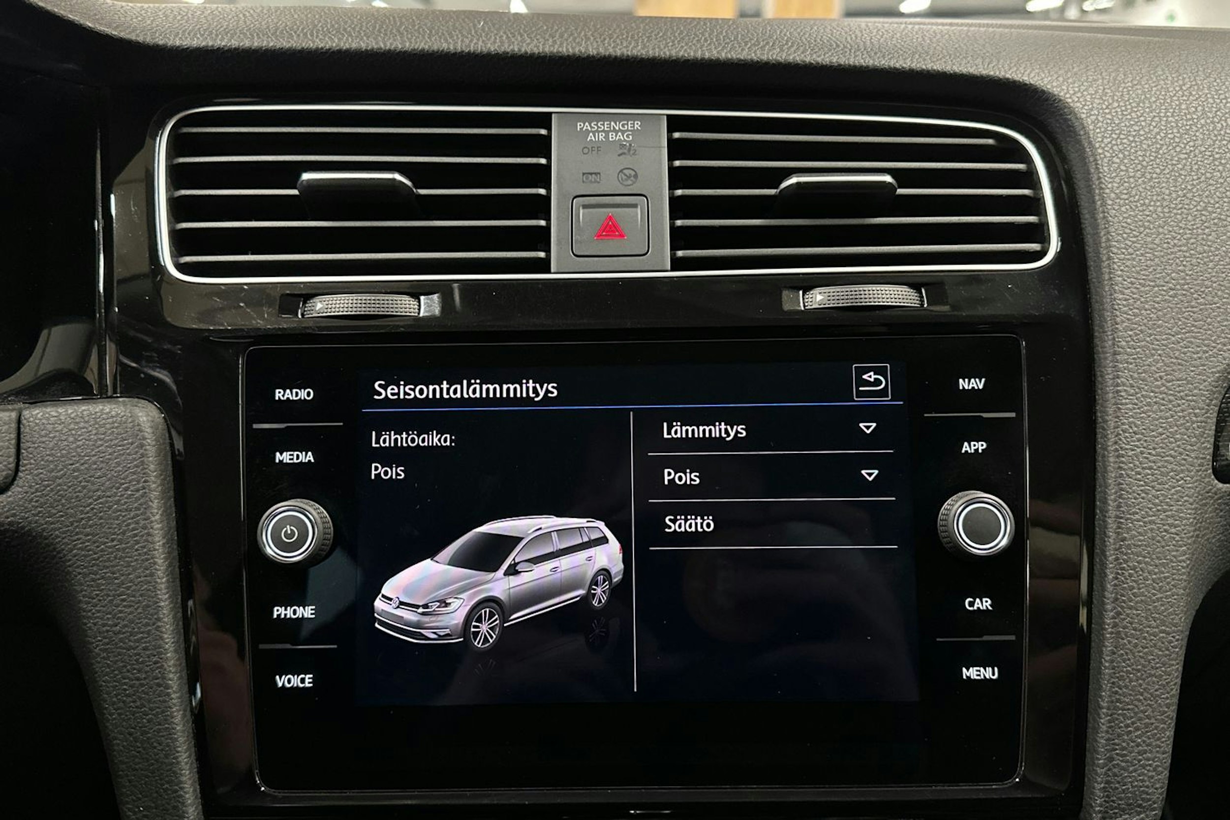 valkoinen Volkswagen Golf 2020 kuva 18.