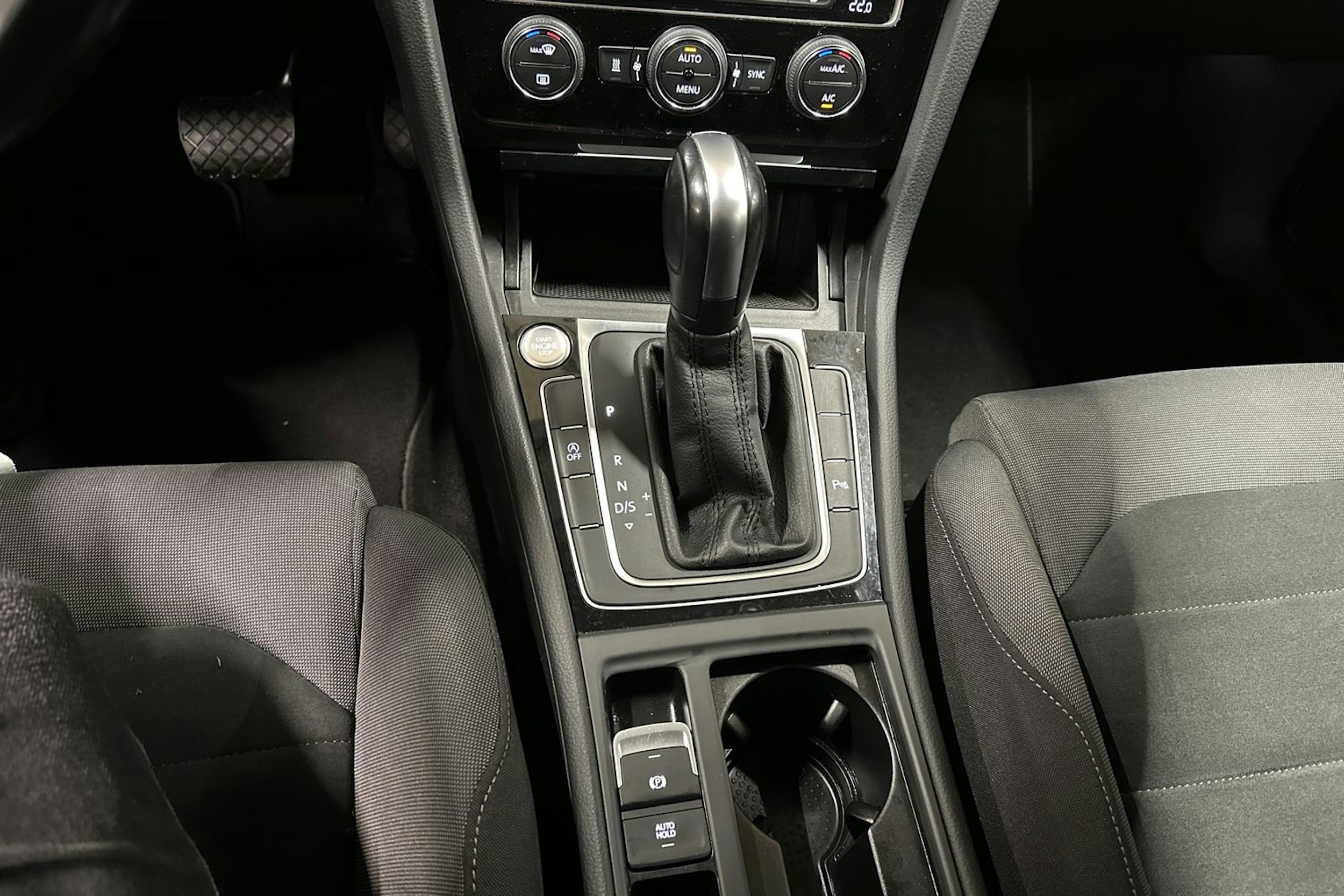 valkoinen Volkswagen Golf 2020 kuva 21.