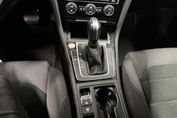 valkoinen Volkswagen Golf 2020 kuva 21.