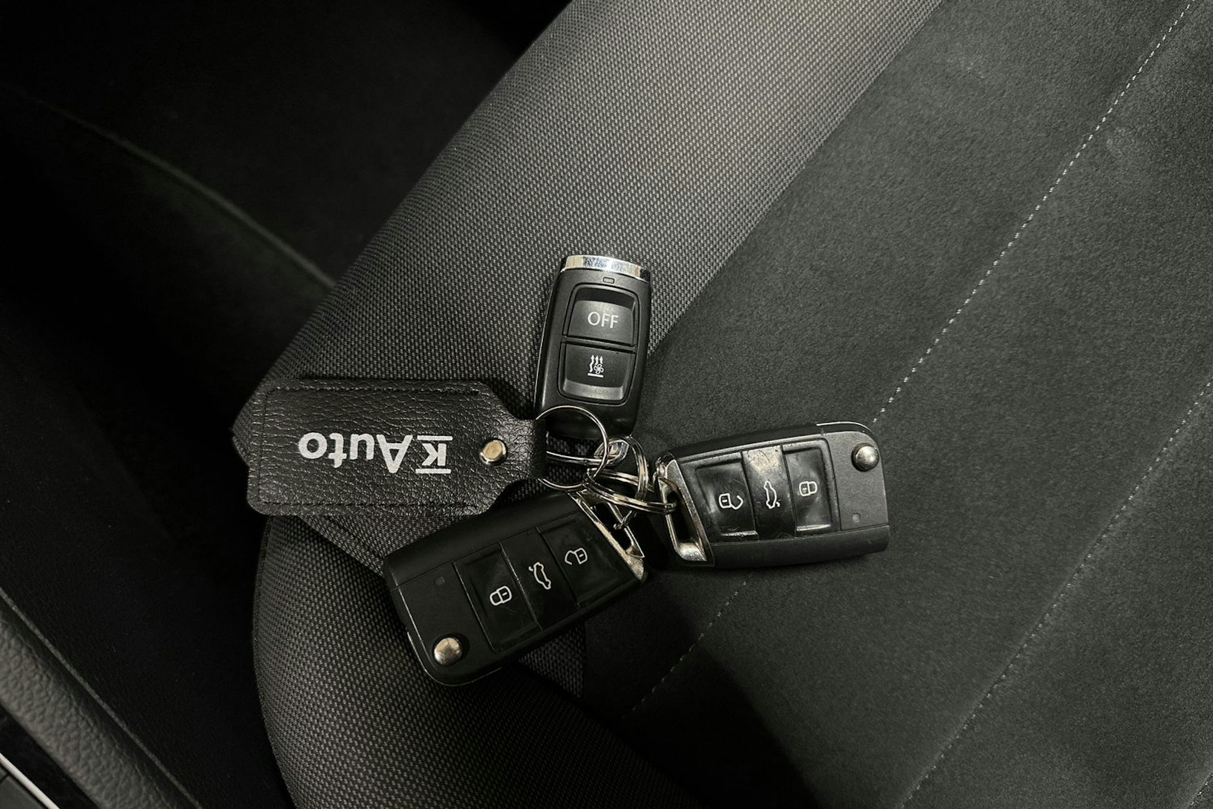 valkoinen Volkswagen Golf 2020 kuva 22.