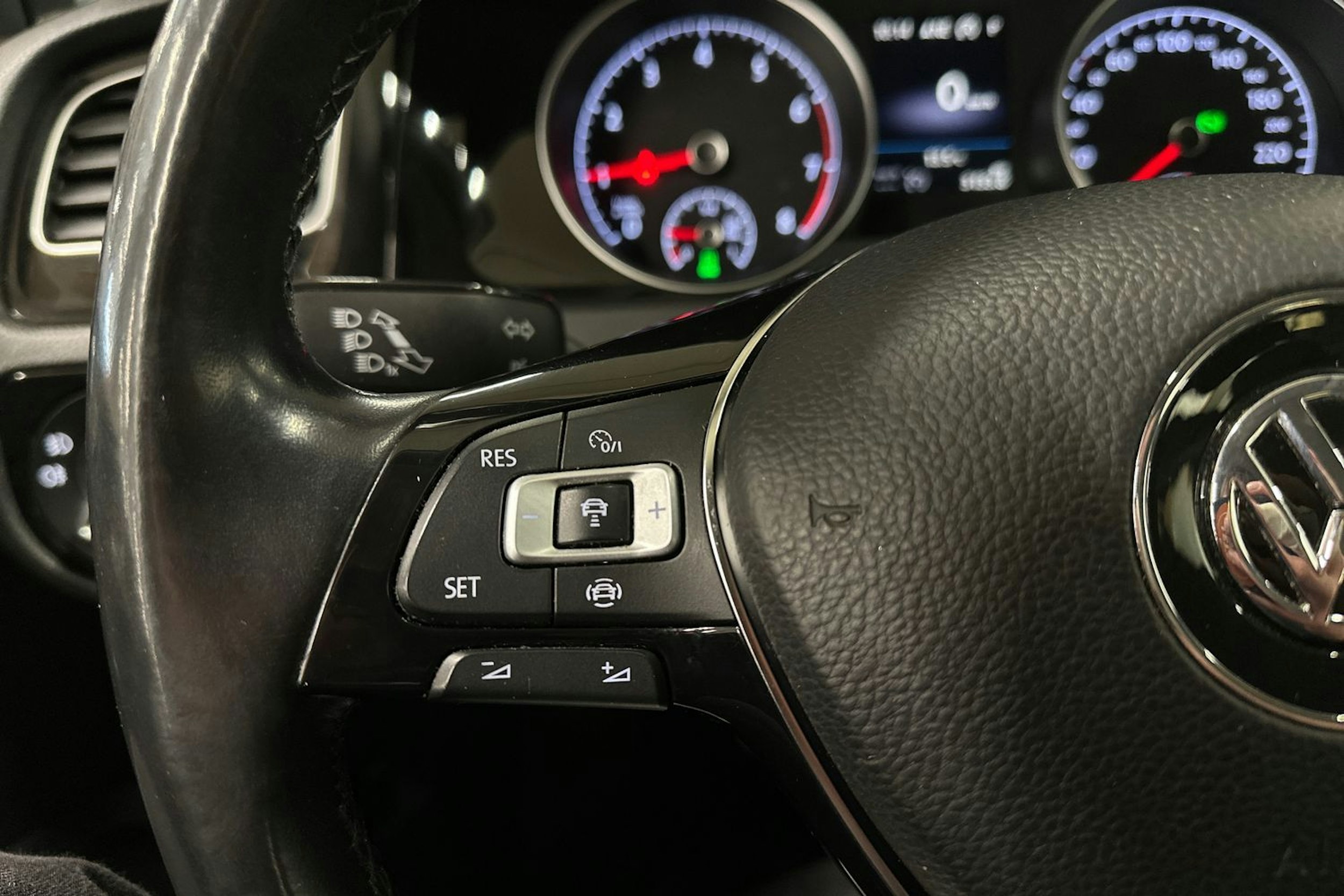 valkoinen Volkswagen Golf 2020 kuva 24.