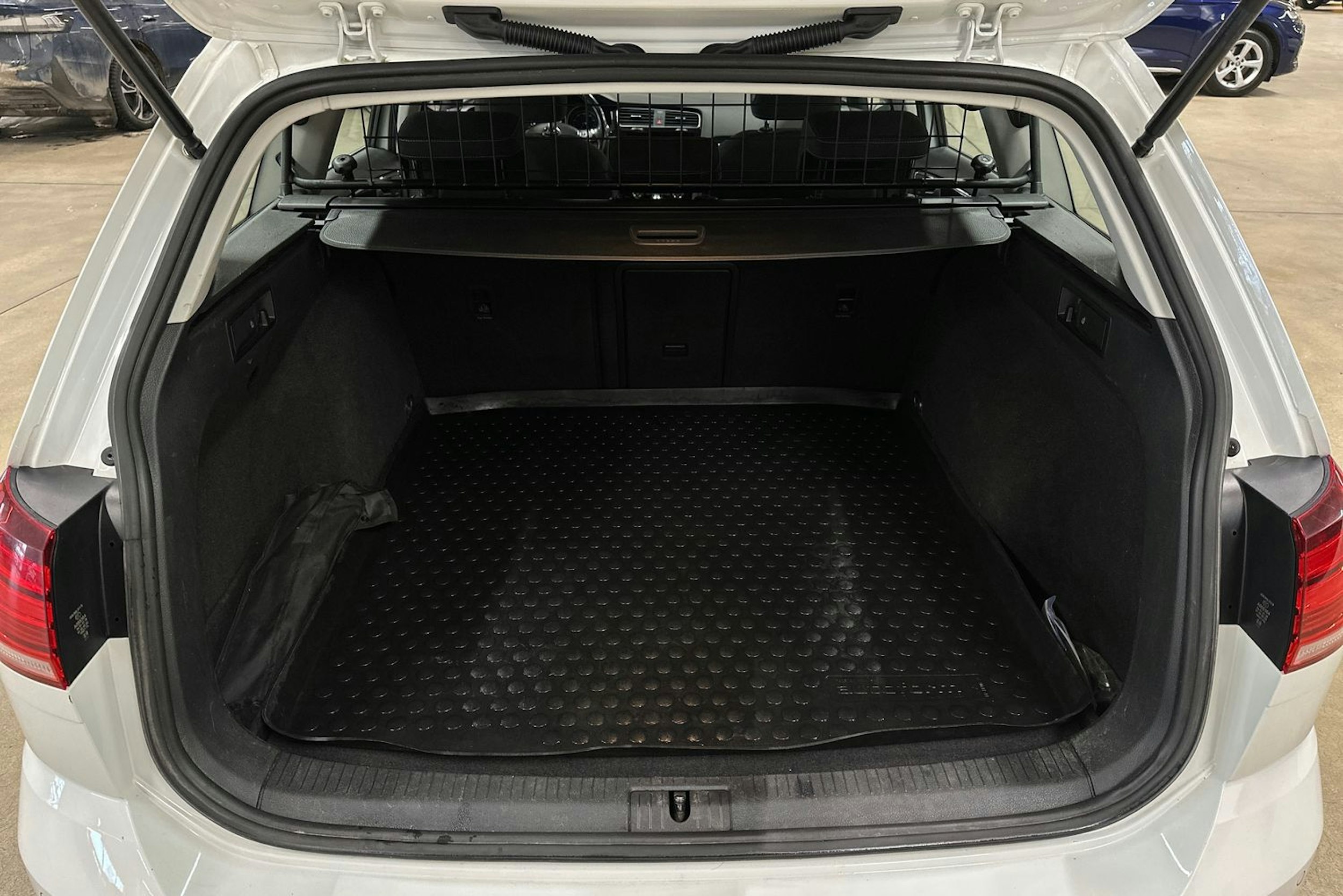 valkoinen Volkswagen Golf 2020 kuva 27.