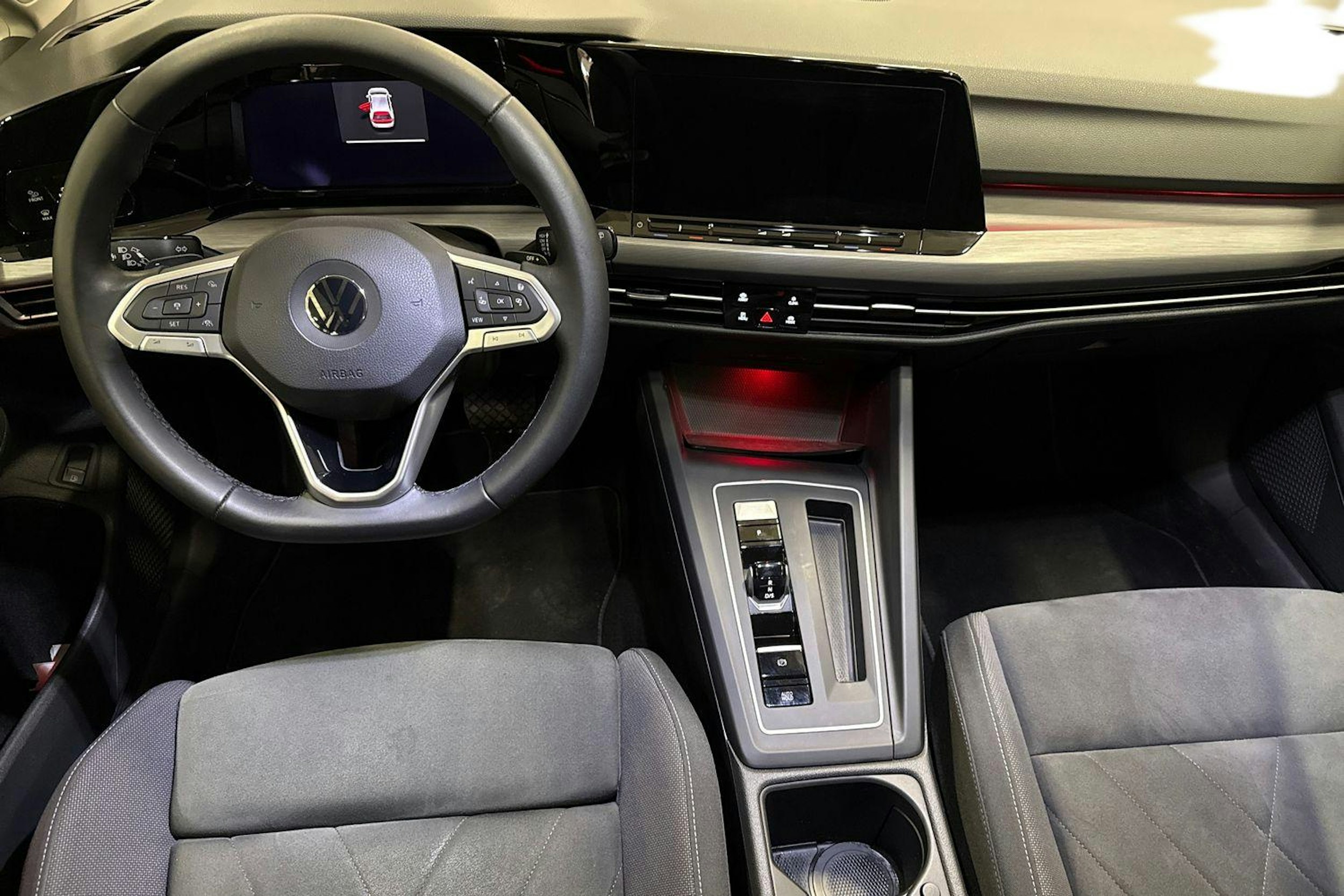 musta Volkswagen Golf 2021 kuva 9.