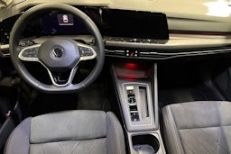 musta Volkswagen Golf 2021 kuva 9.