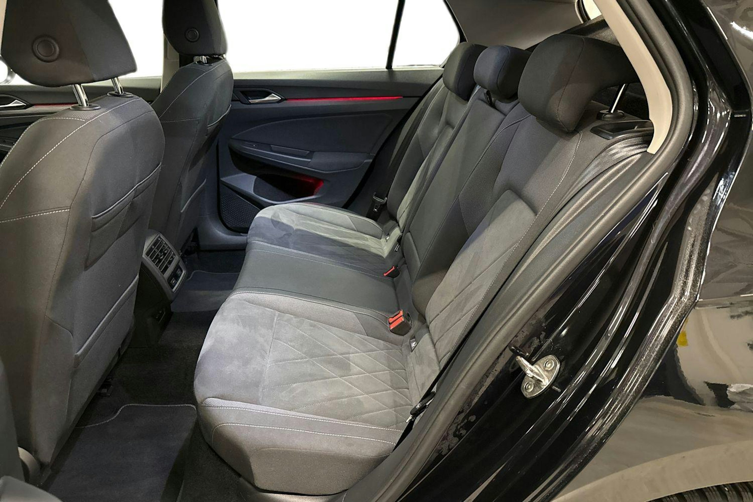 musta Volkswagen Golf 2021 kuva 10.