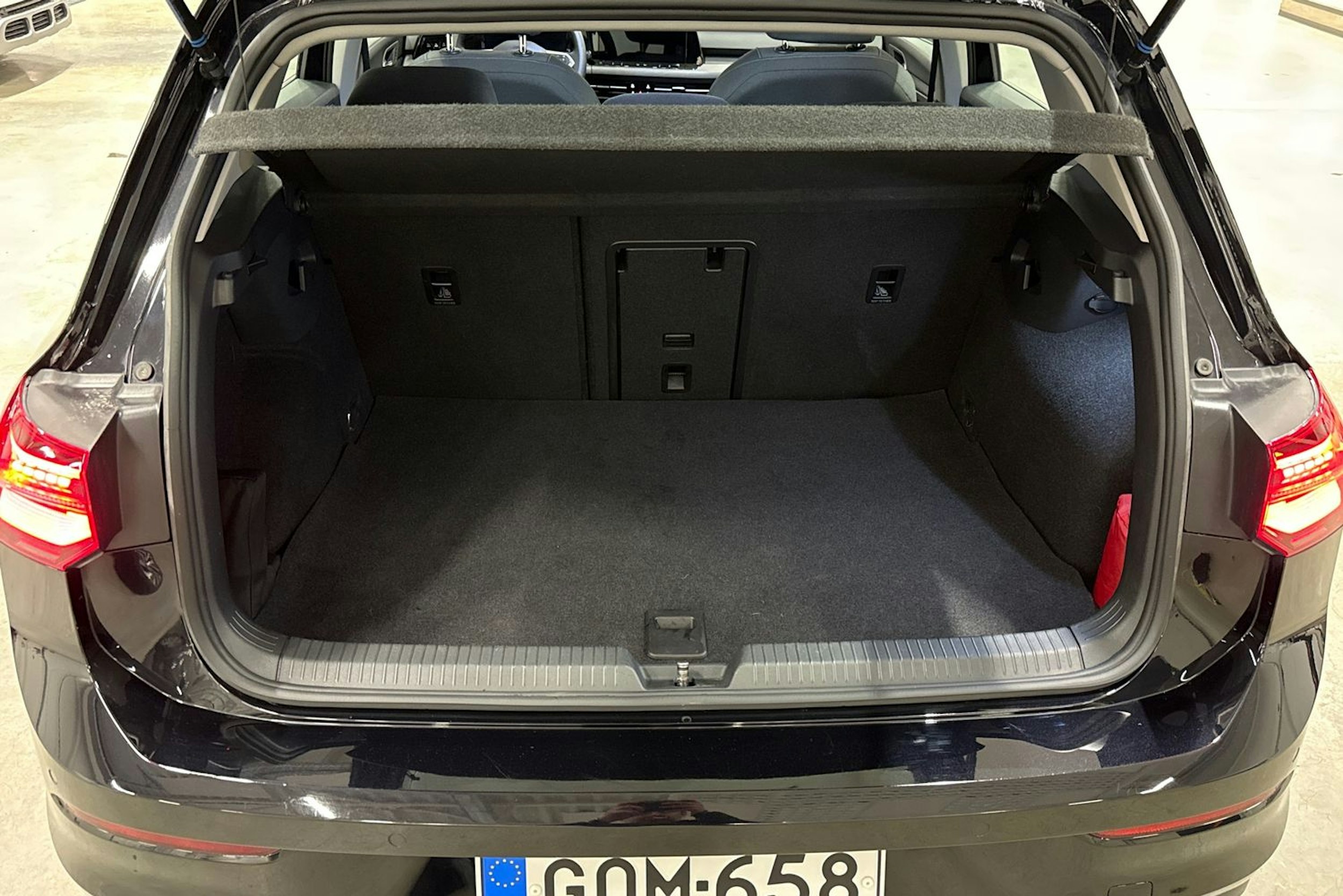 musta Volkswagen Golf 2021 kuva 14.