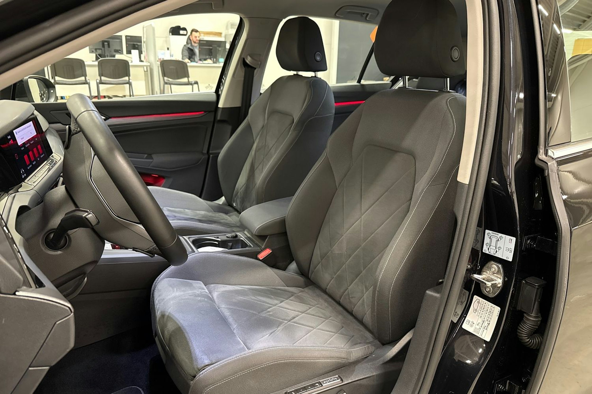 musta Volkswagen Golf 2021 kuva 16.