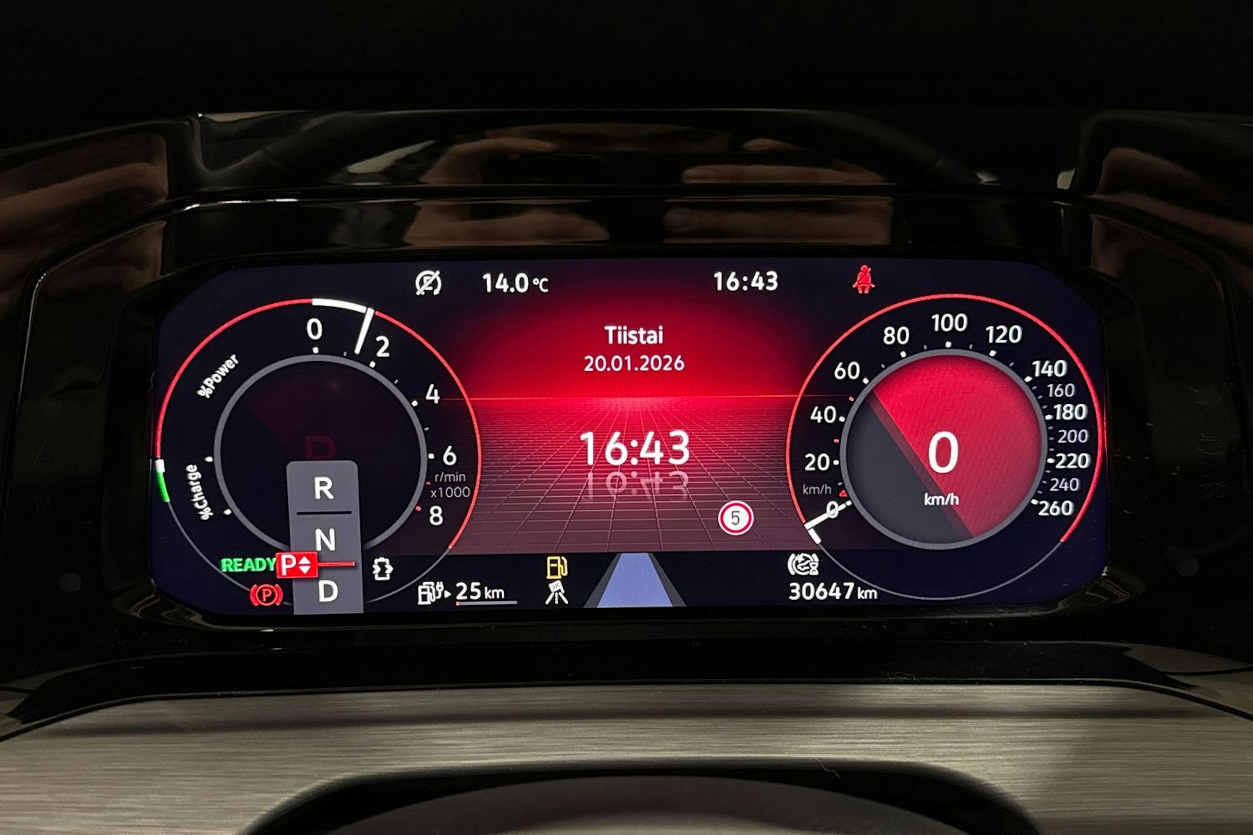 musta Volkswagen Golf 2021 kuva 18.