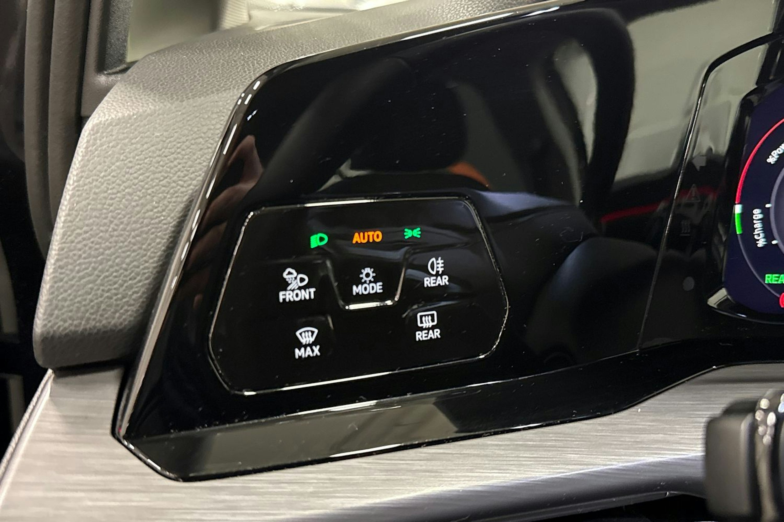 musta Volkswagen Golf 2021 kuva 22.