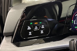 musta Volkswagen Golf 2021 kuva 22.