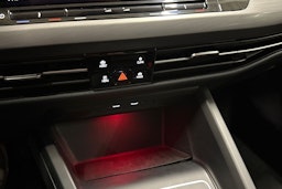 musta Volkswagen Golf 2021 kuva 28.