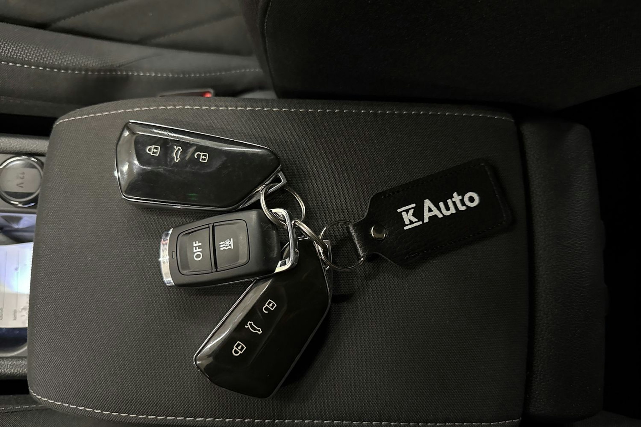 musta Volkswagen Golf 2021 kuva 30.