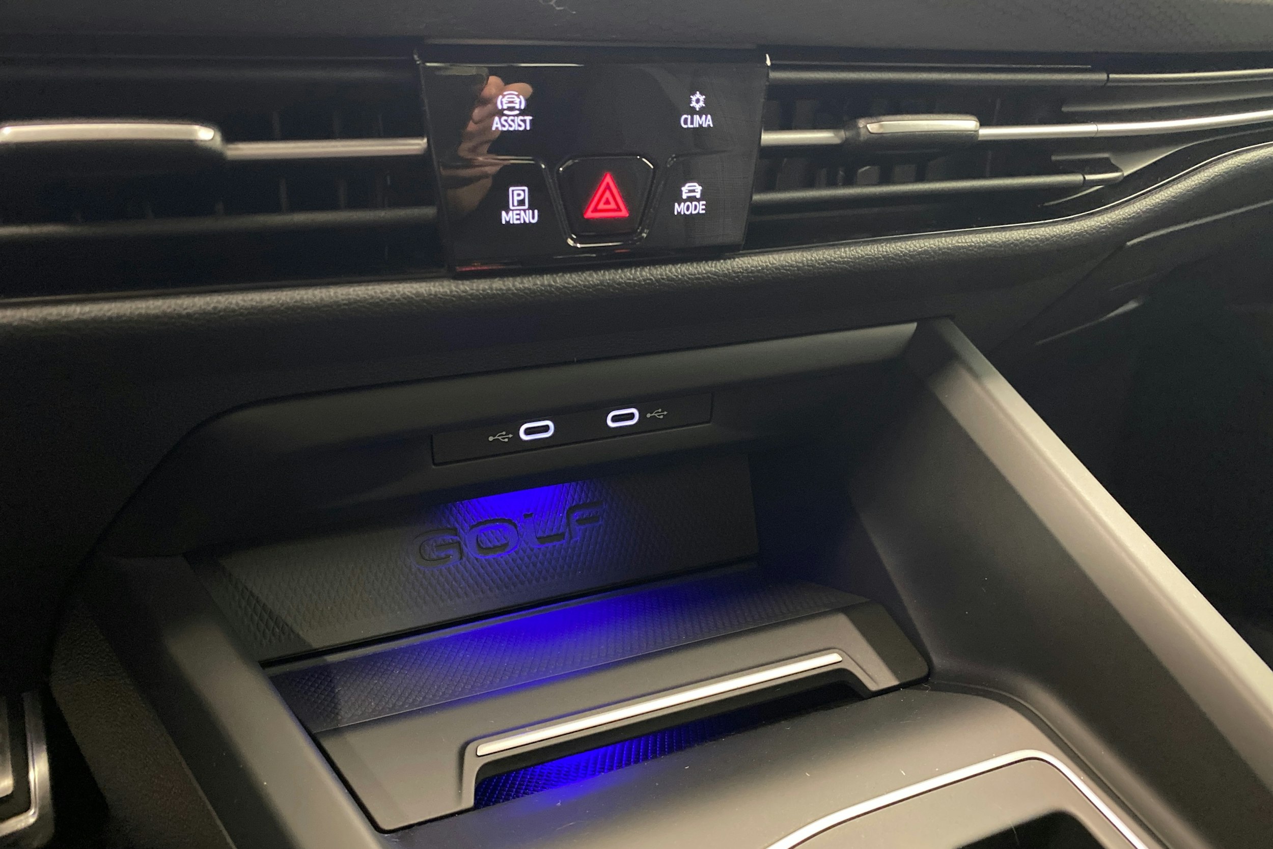 valkoinen Volkswagen Golf 2020 kuva 23.