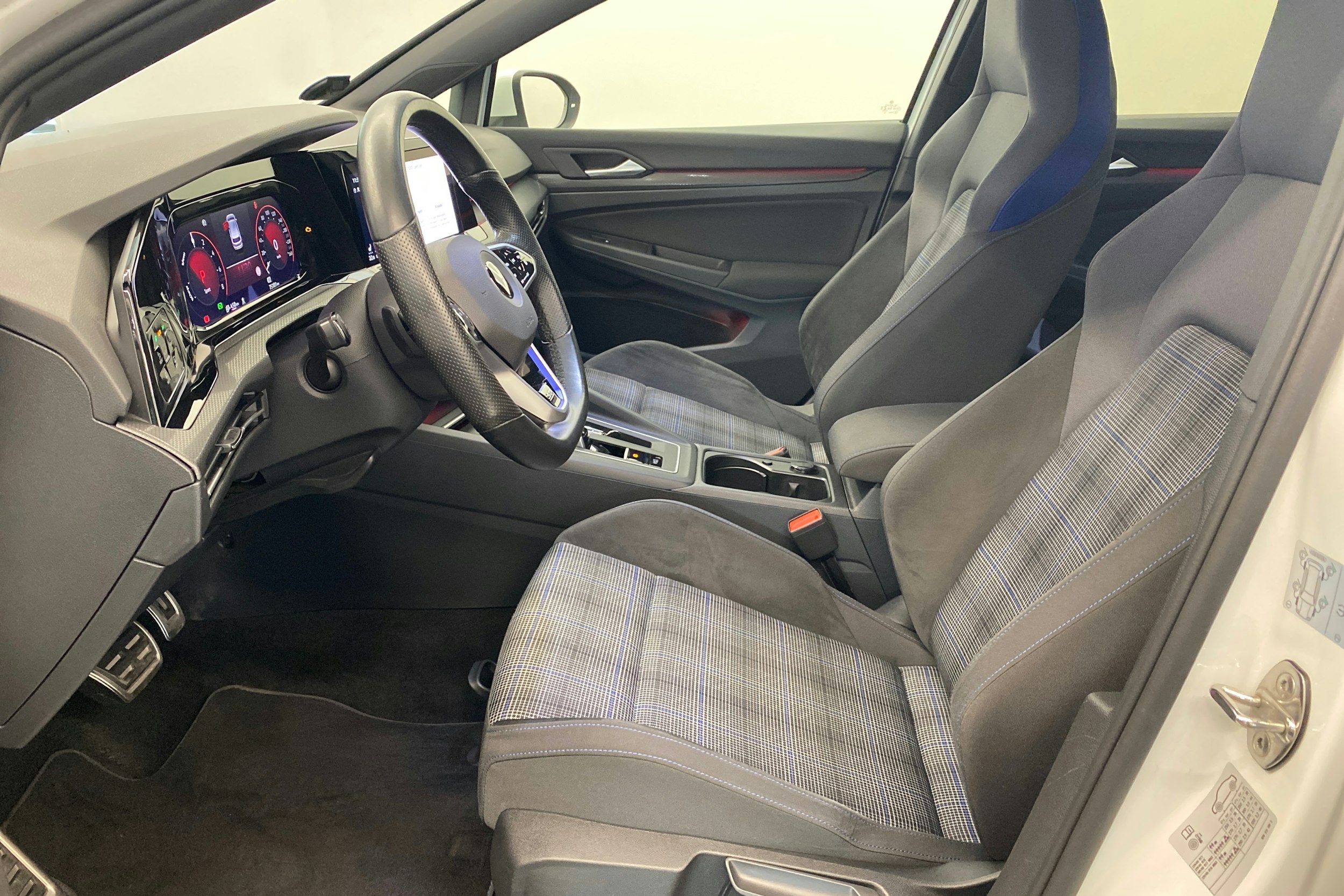 valkoinen Volkswagen Golf 2020 kuva 30.