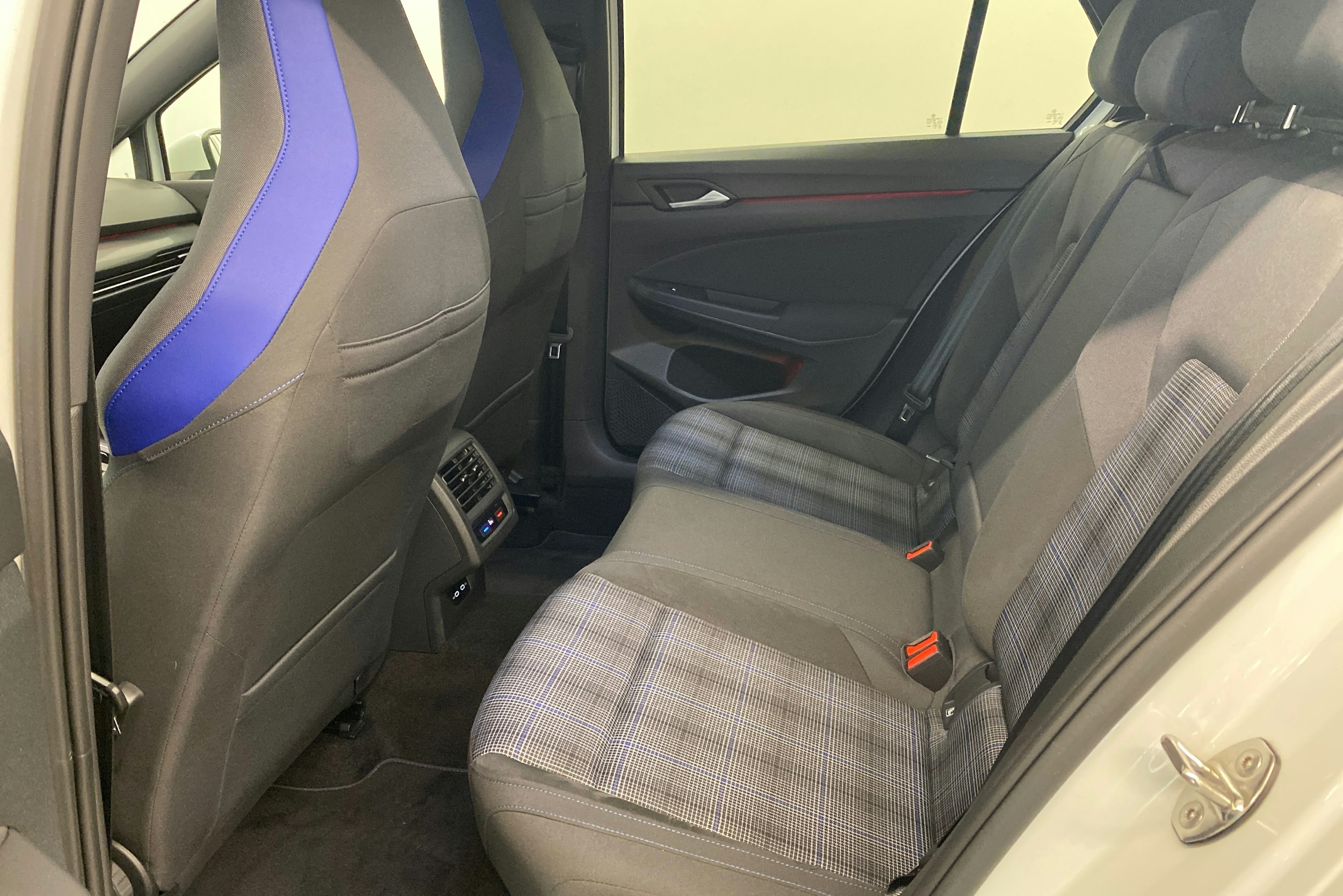 valkoinen Volkswagen Golf 2020 kuva 31.