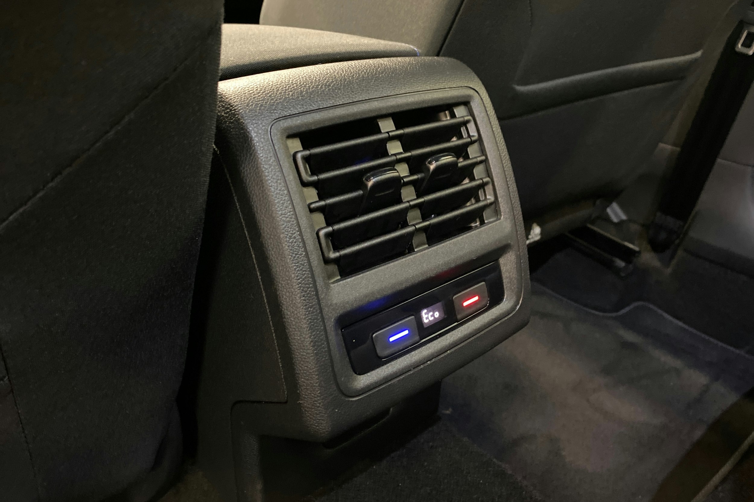valkoinen Volkswagen Golf 2020 kuva 32.
