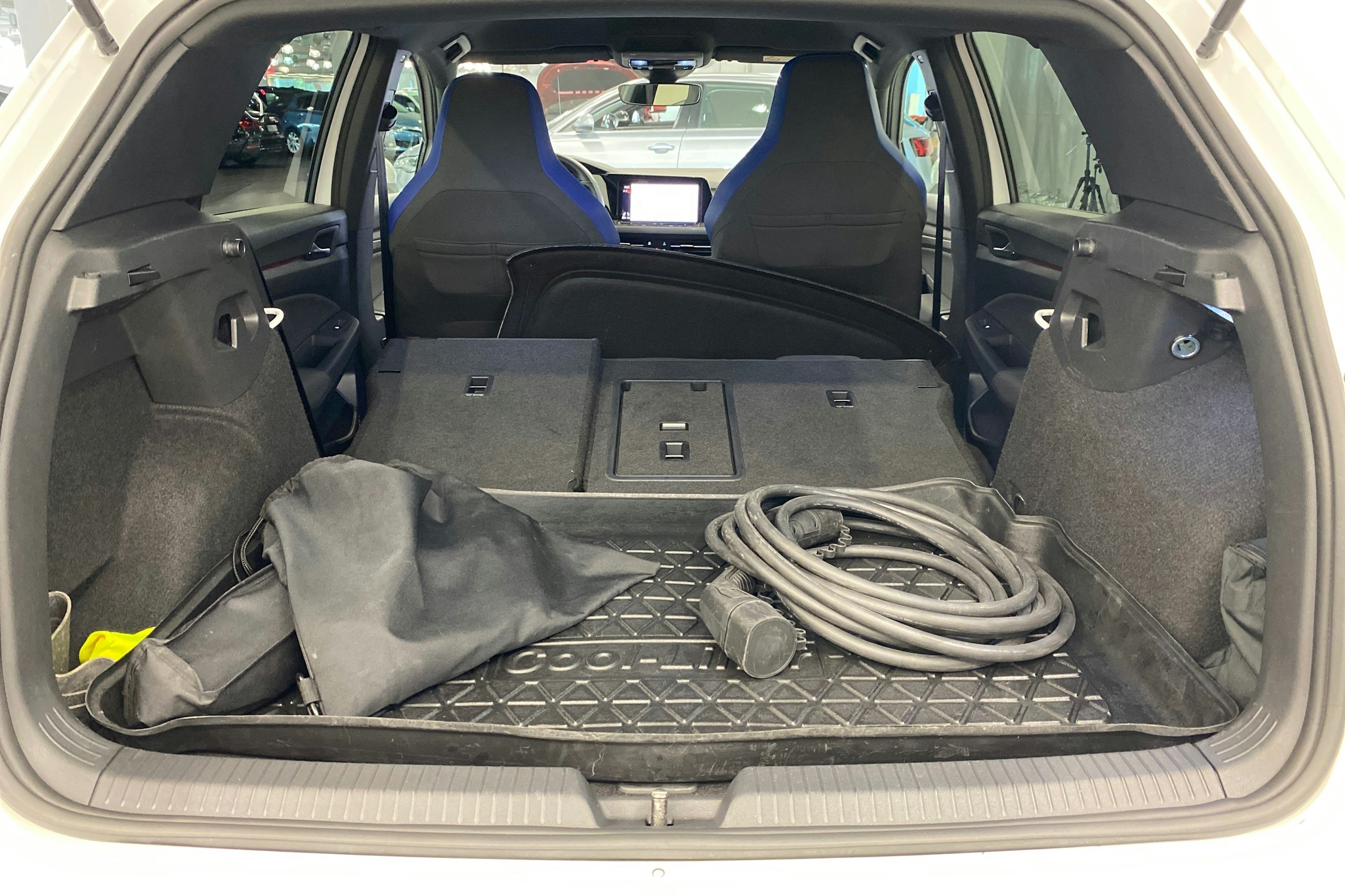 valkoinen Volkswagen Golf 2020 kuva 34.