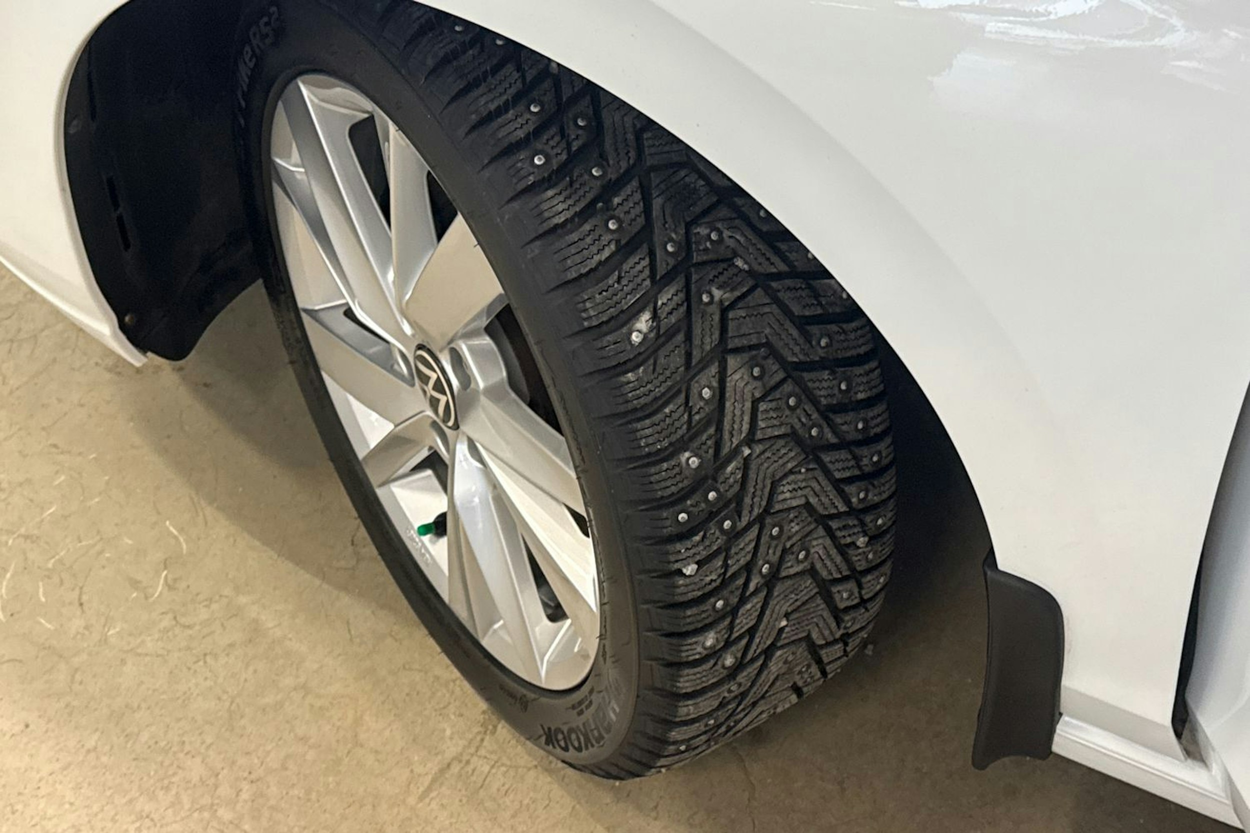 valkoinen Volkswagen Golf 2020 kuva 13.