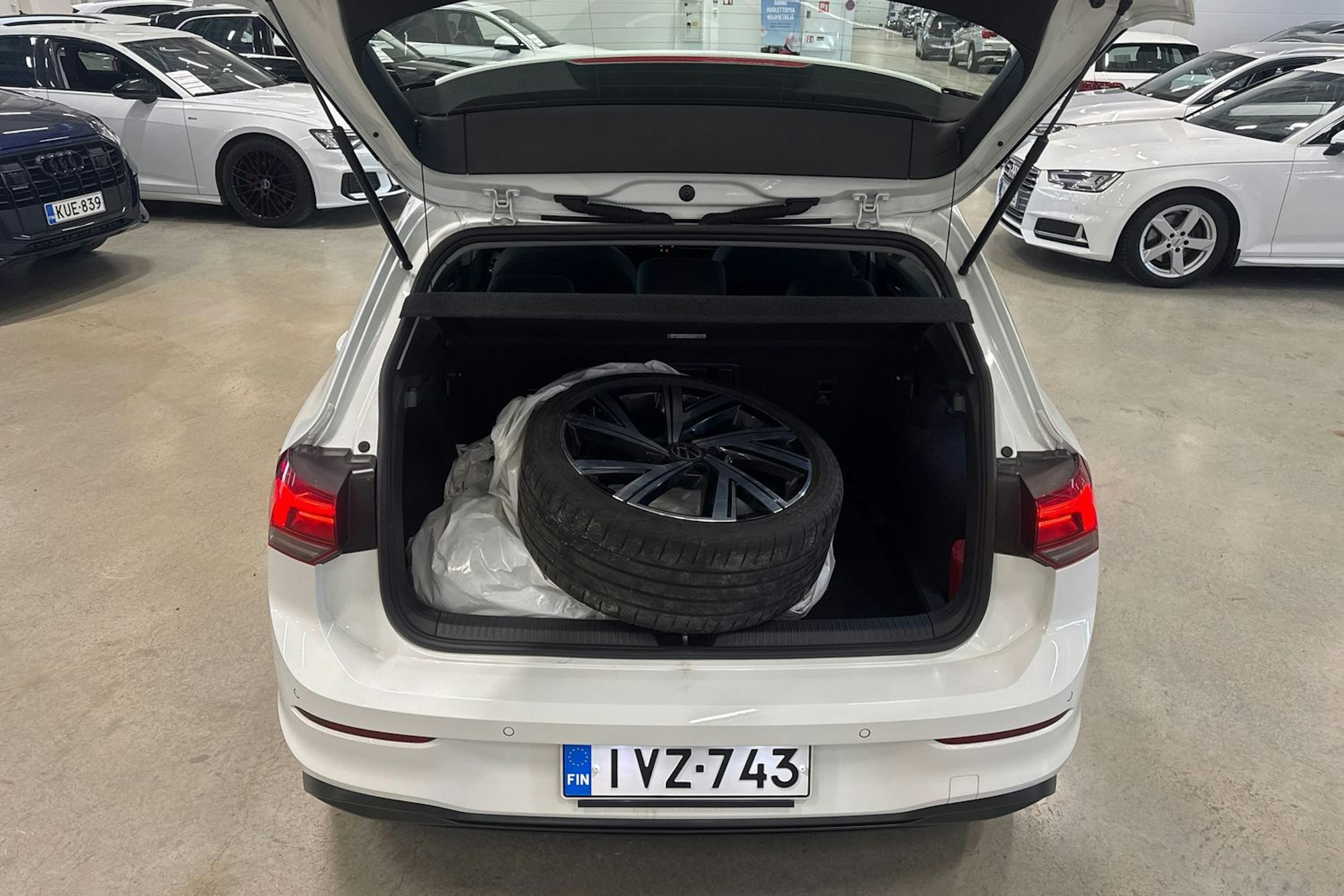 valkoinen Volkswagen Golf 2020 kuva 24.