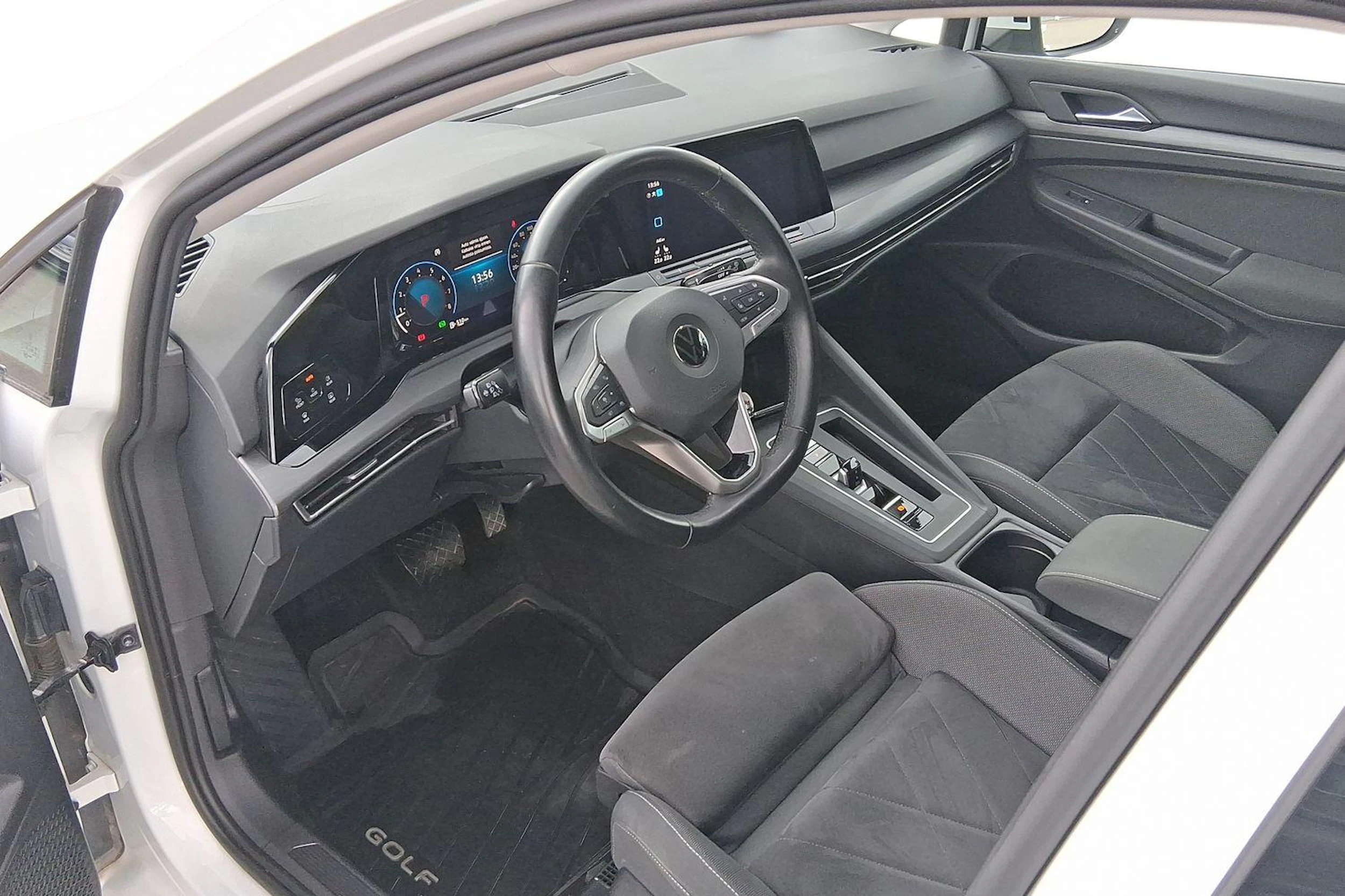 valkoinen Volkswagen Golf 2021 kuva 8.