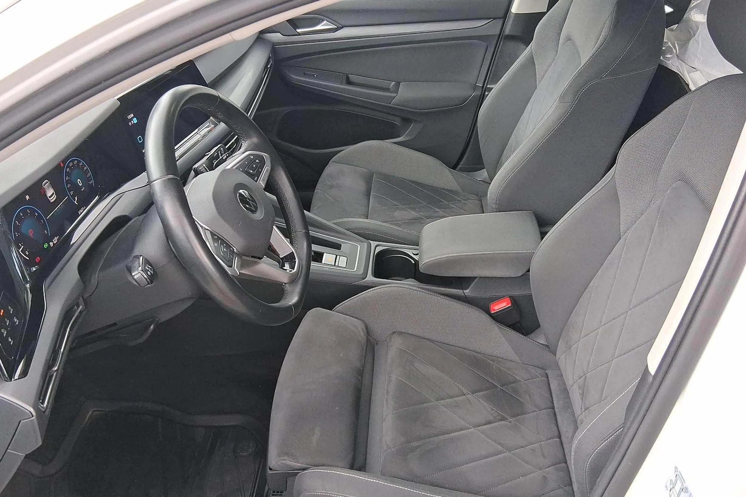 valkoinen Volkswagen Golf 2021 kuva 9.