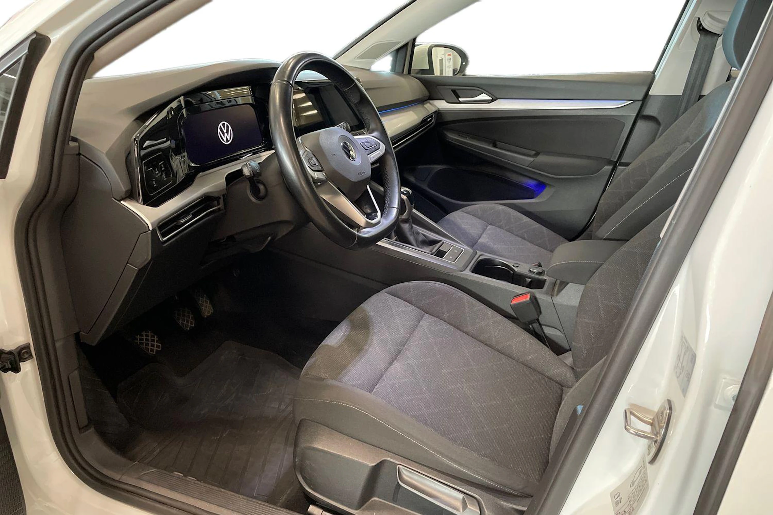 valkoinen Volkswagen Golf 2021 kuva 9.