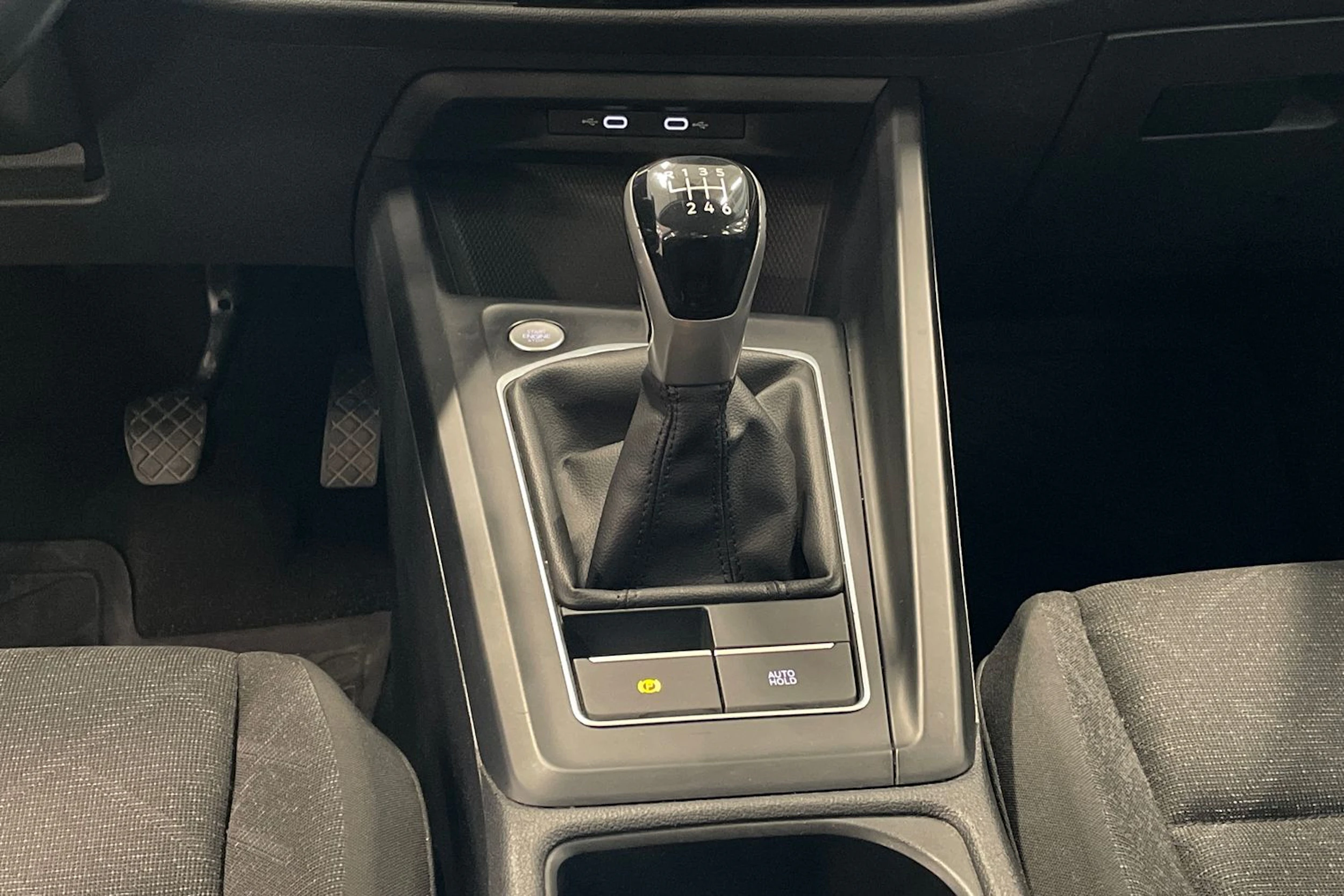 valkoinen Volkswagen Golf 2021 kuva 26.