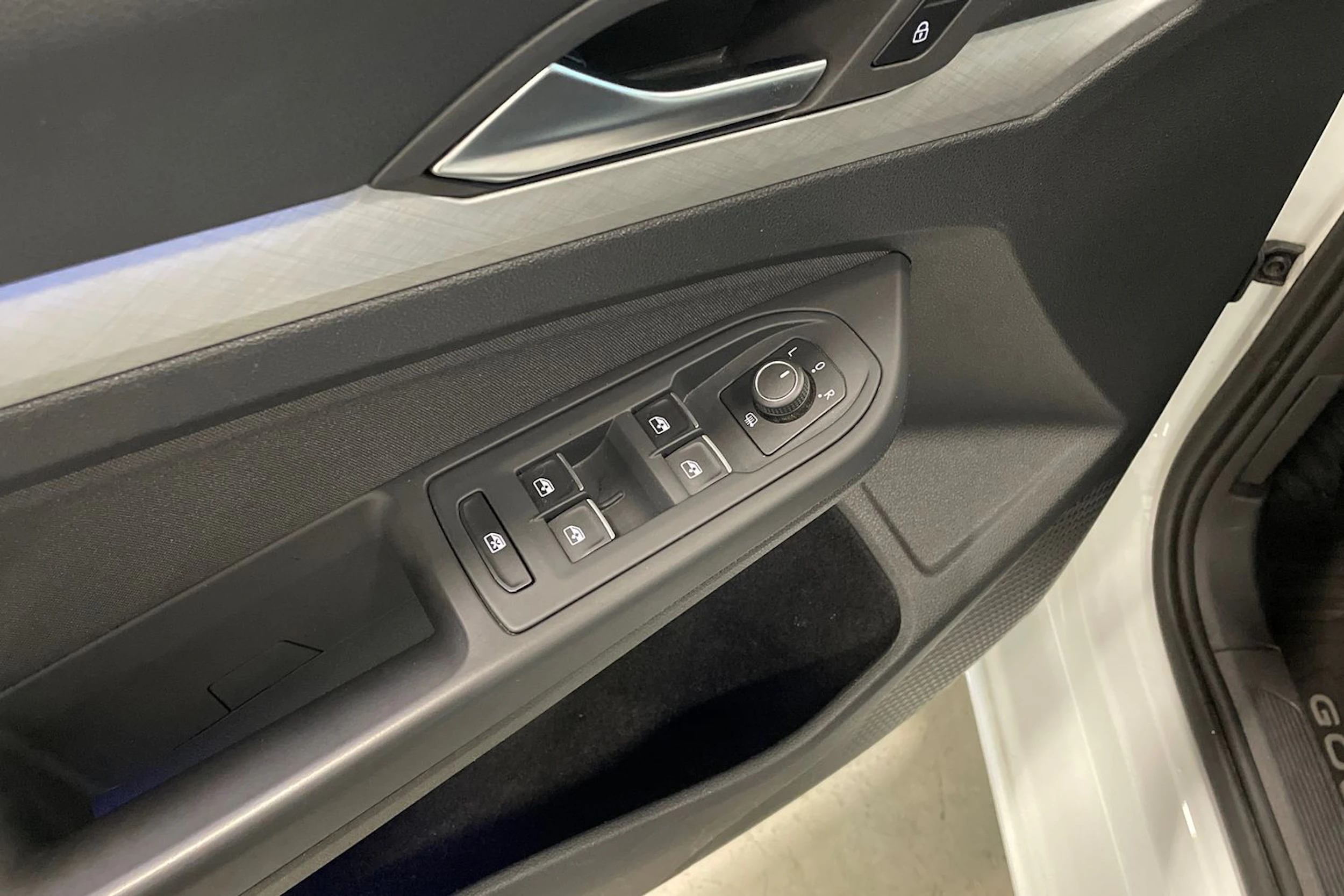 valkoinen Volkswagen Golf 2021 kuva 32.