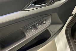valkoinen Volkswagen Golf 2021 kuva 32.