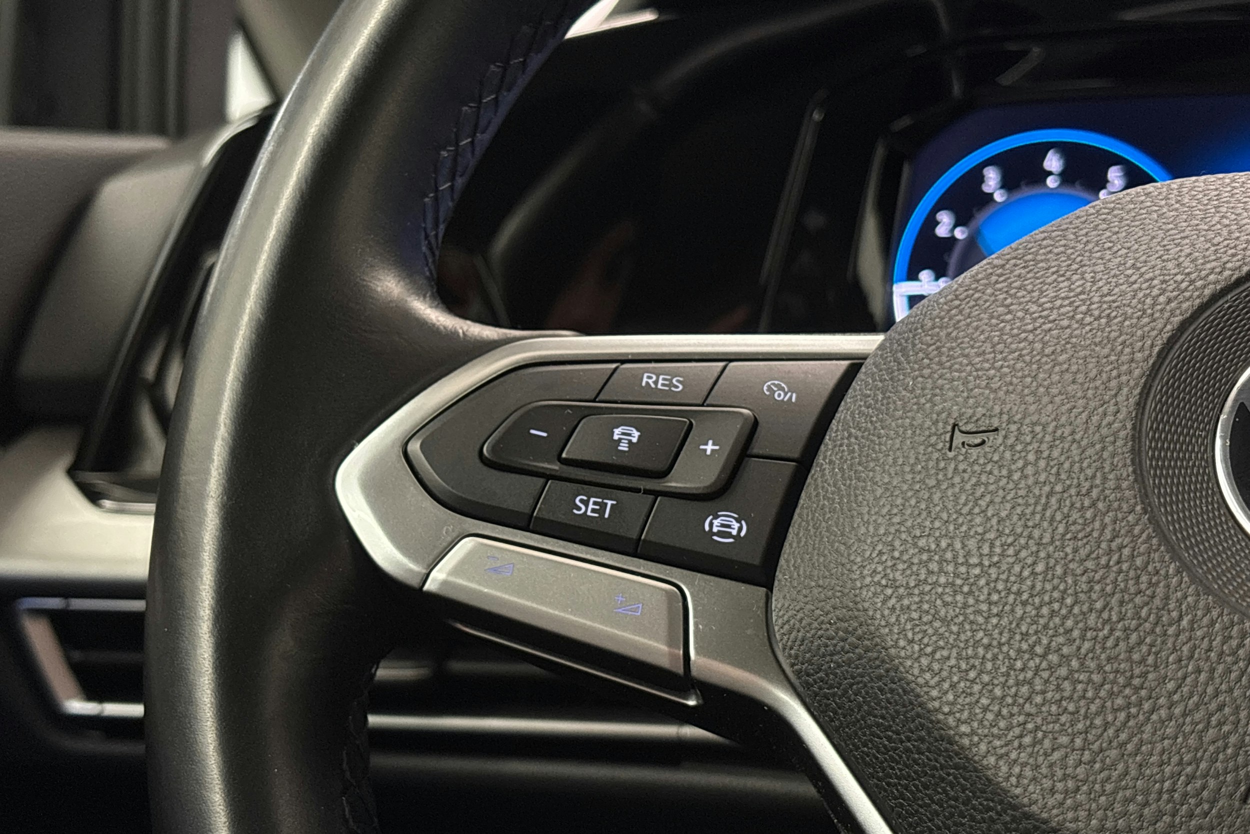 harmaa Volkswagen Golf 2020 kuva 18.