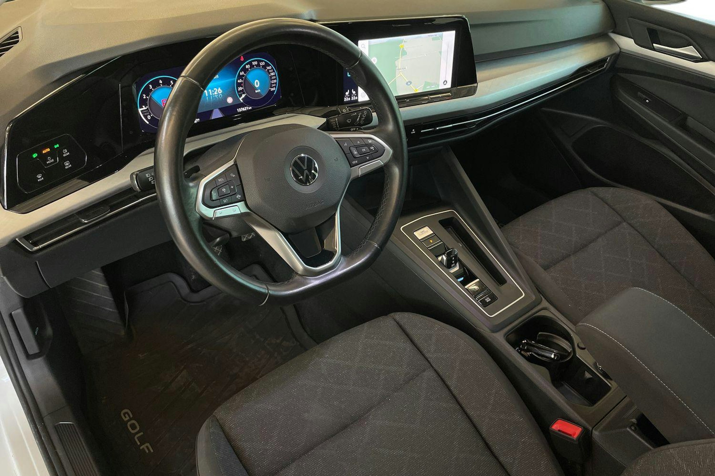 valkoinen Volkswagen Golf 2020 kuva 6.