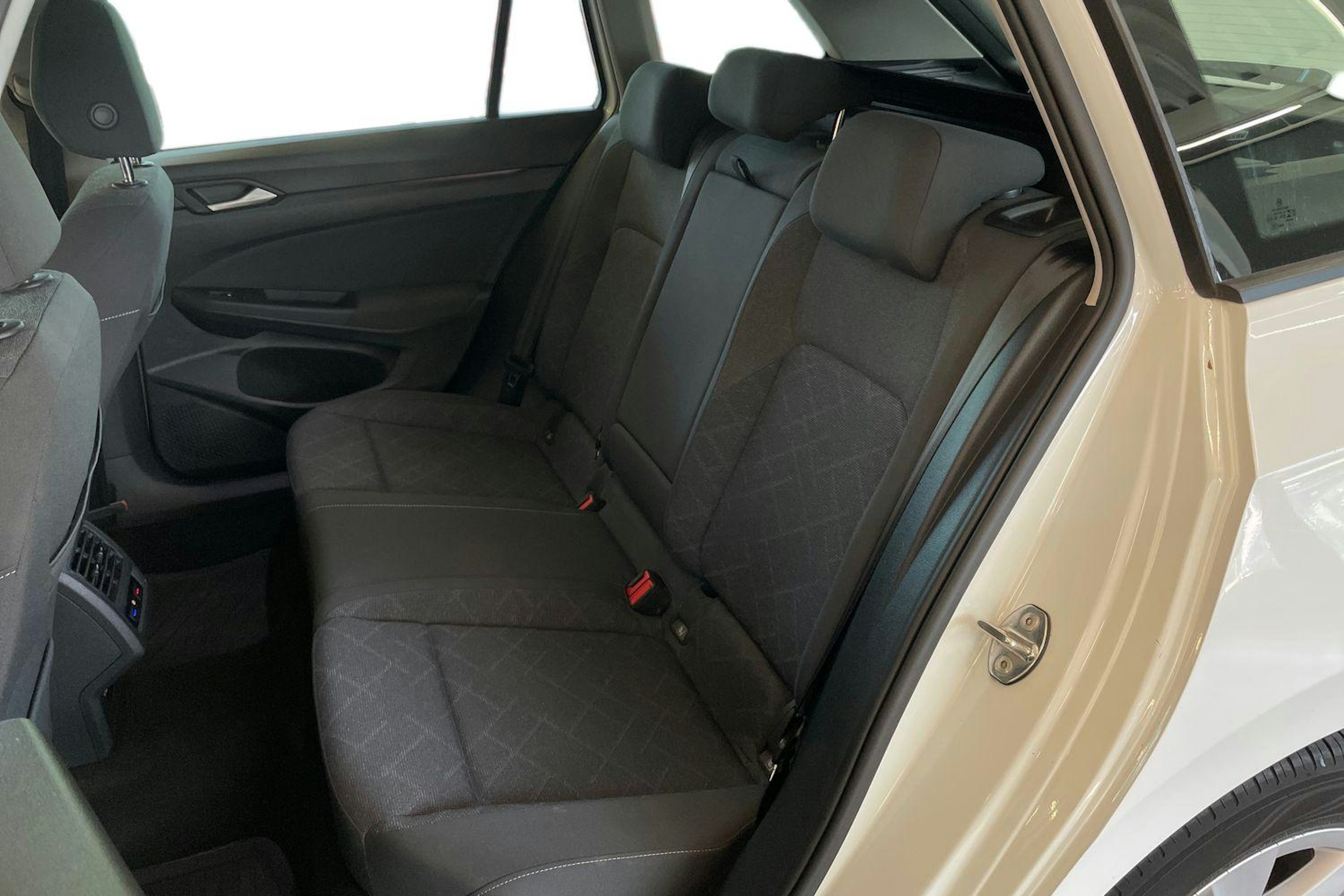 valkoinen Volkswagen Golf 2020 kuva 8.