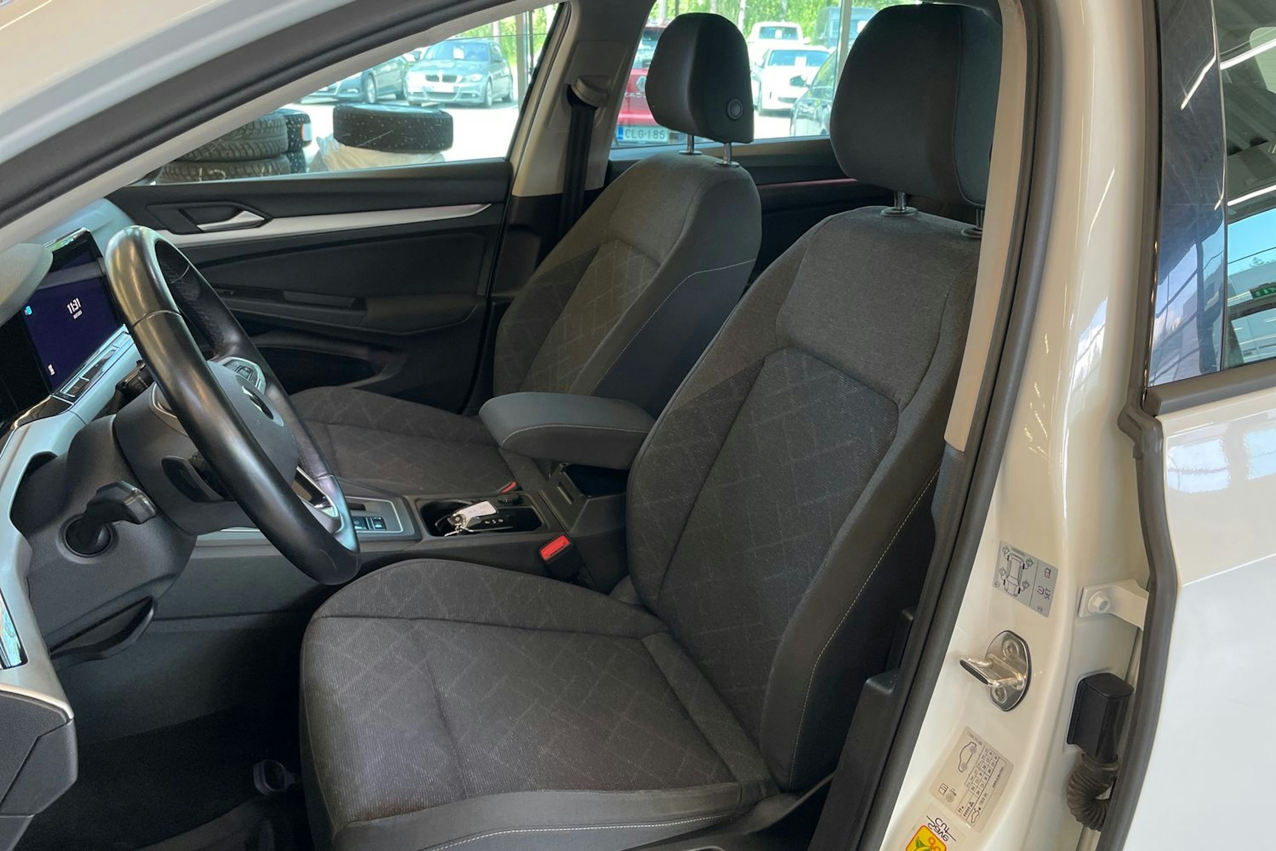 valkoinen Volkswagen Golf 2020 kuva 25.