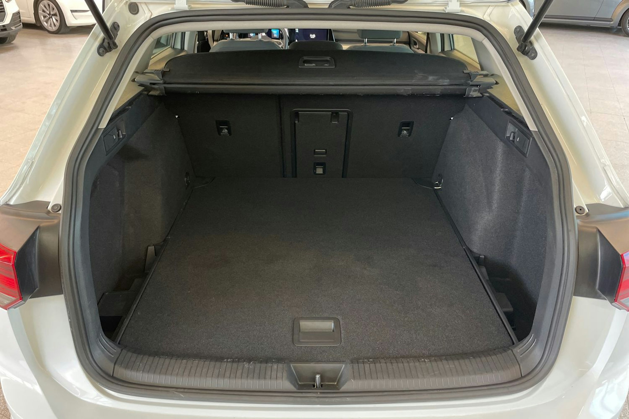 valkoinen Volkswagen Golf 2020 kuva 26.