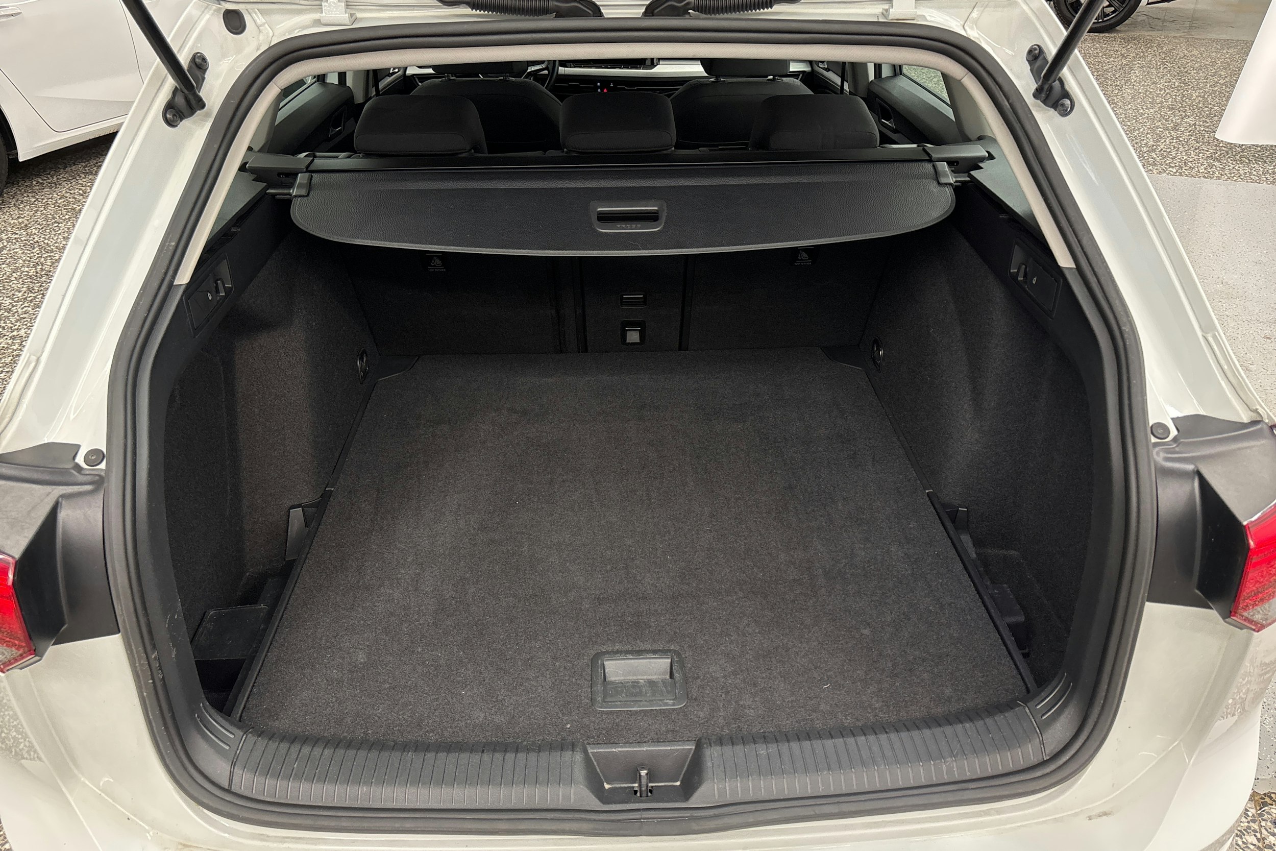 valkoinen Volkswagen Golf 2021 kuva 14.