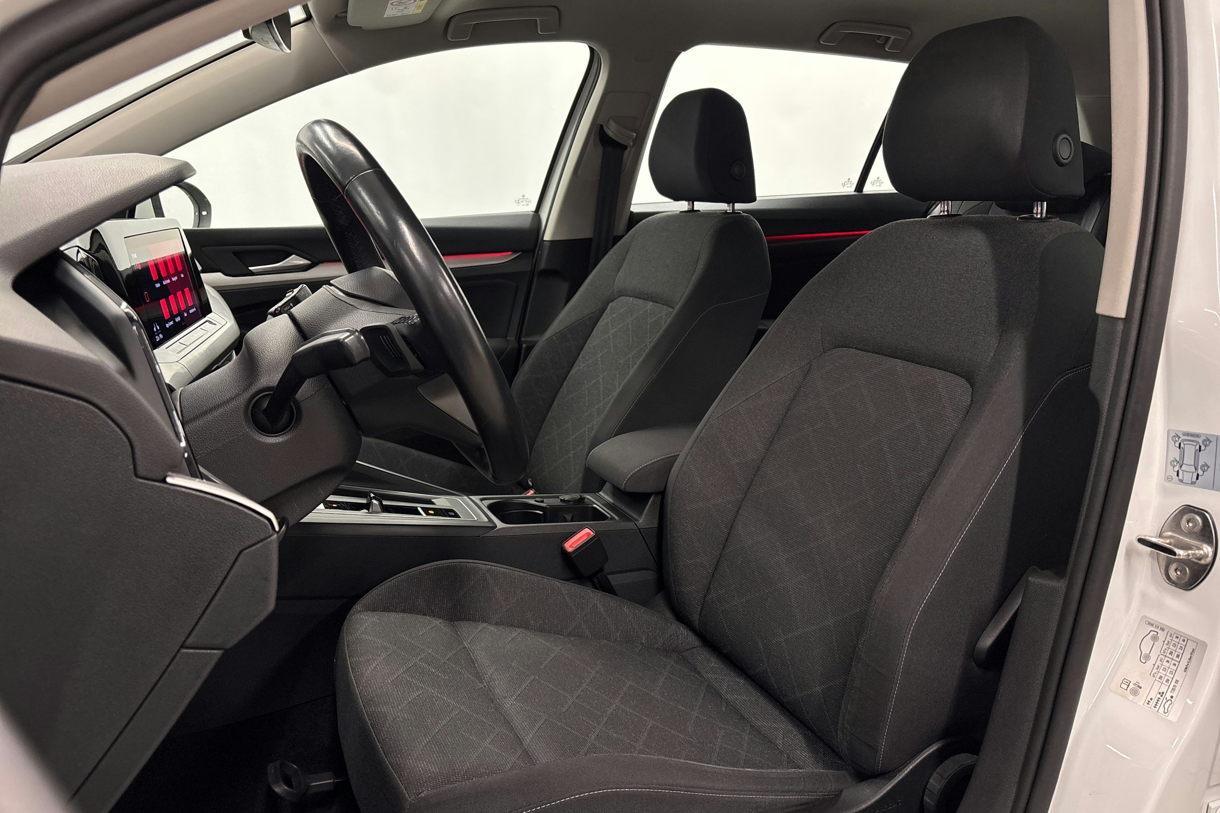 valkoinen Volkswagen Golf 2021 kuva 16.