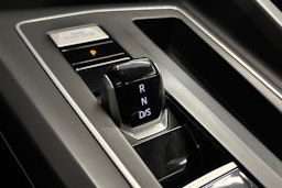 valkoinen Volkswagen Golf 2021 kuva 28.