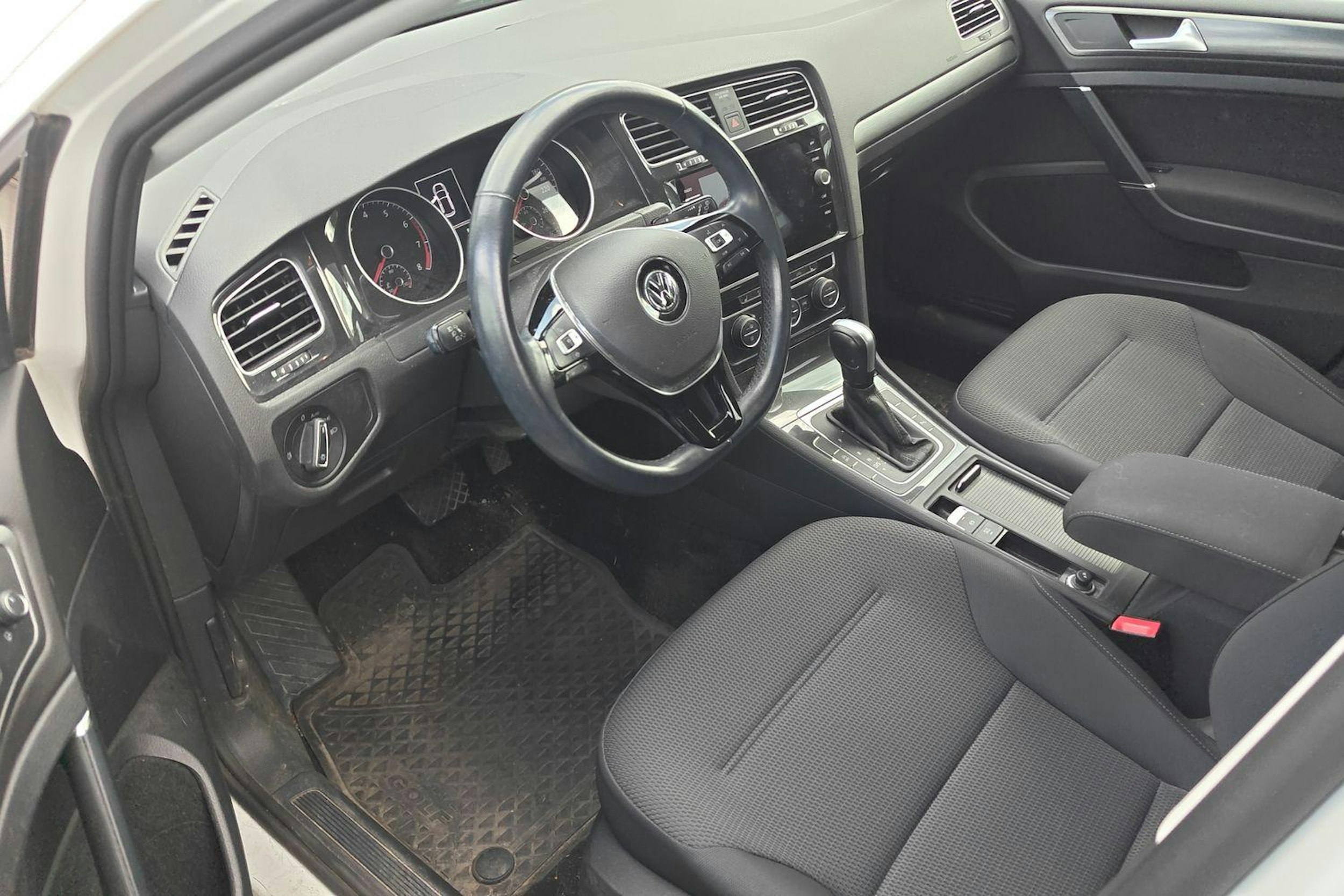 valkoinen Volkswagen Golf 2020 kuva 3.