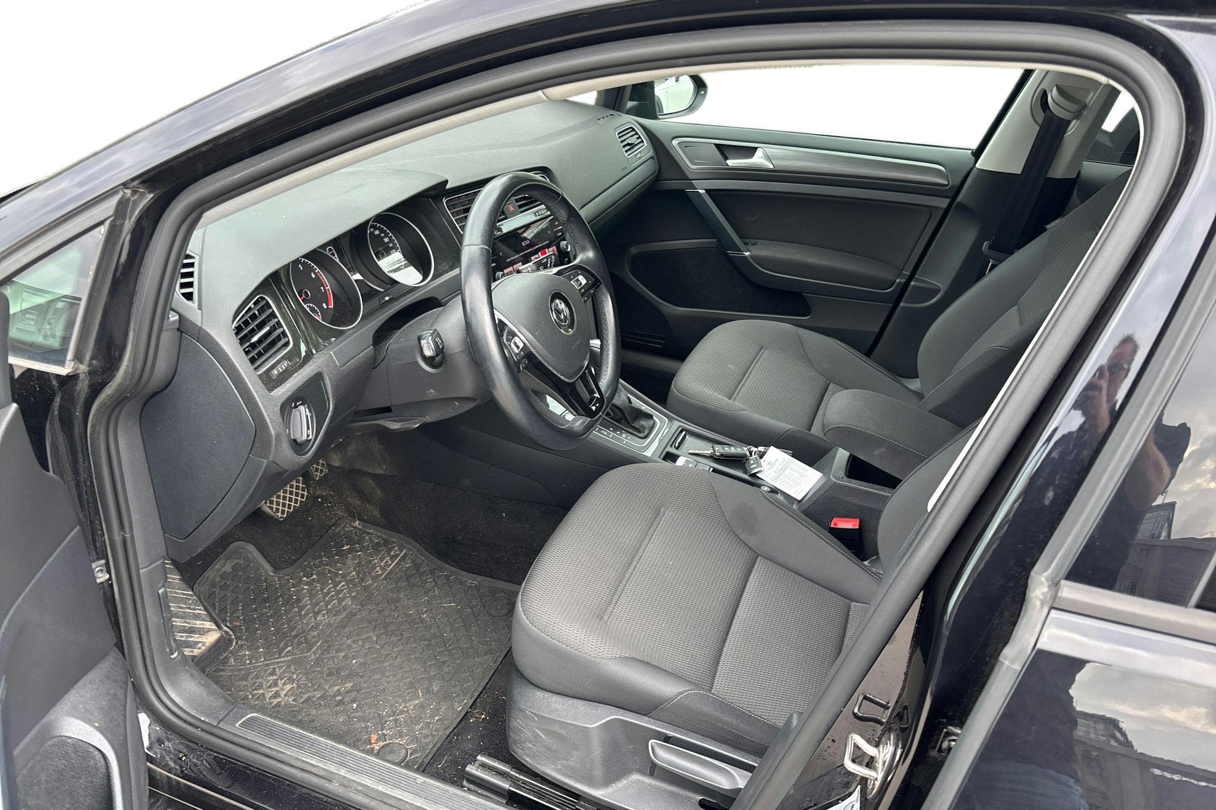 musta Volkswagen Golf 2020 kuva 3.
