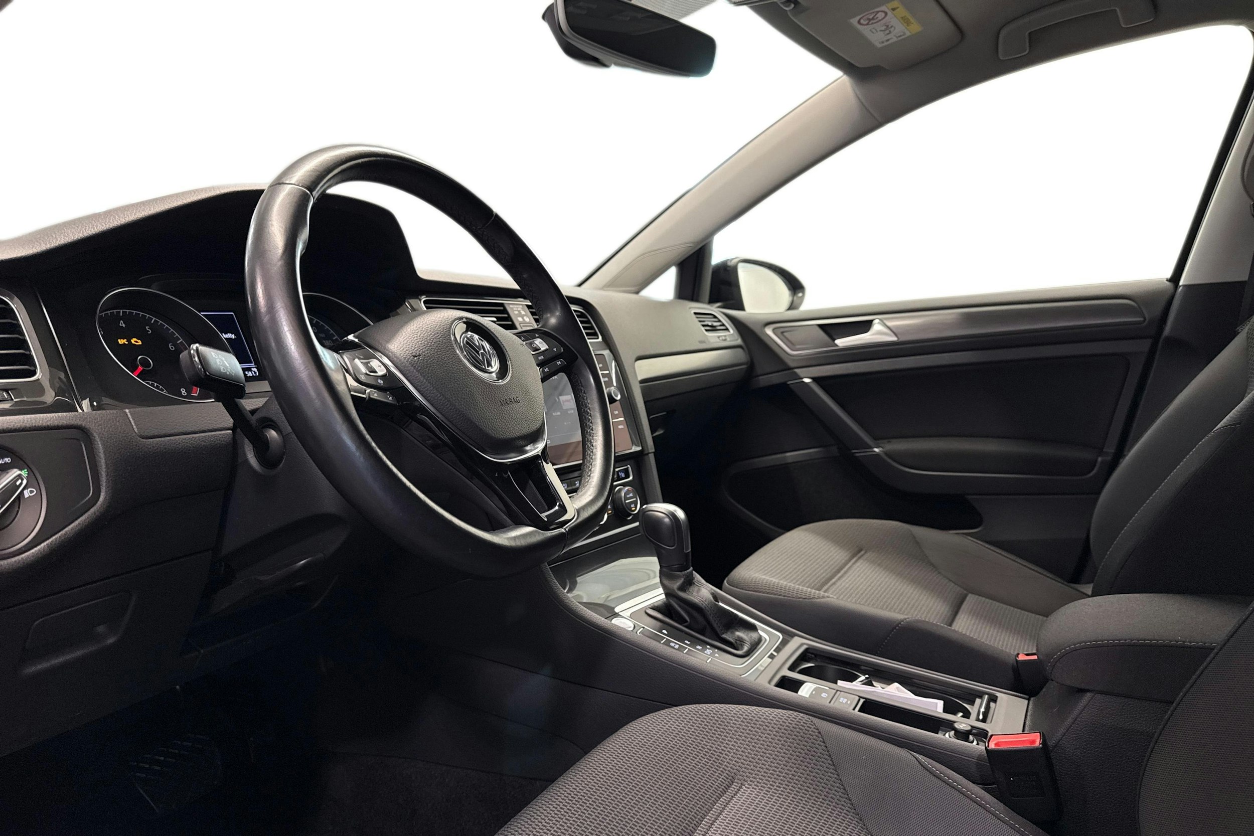 musta Volkswagen Golf 2020 kuva 7.