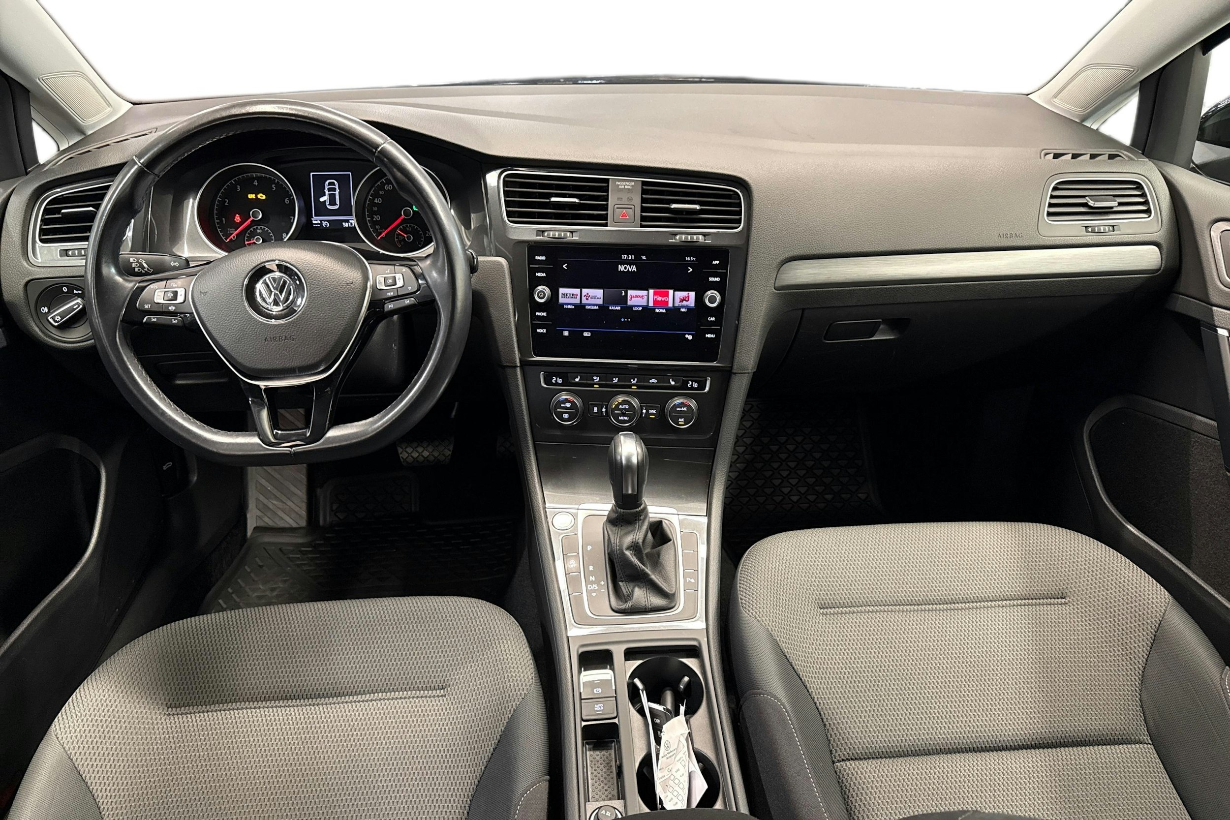 musta Volkswagen Golf 2020 kuva 9.