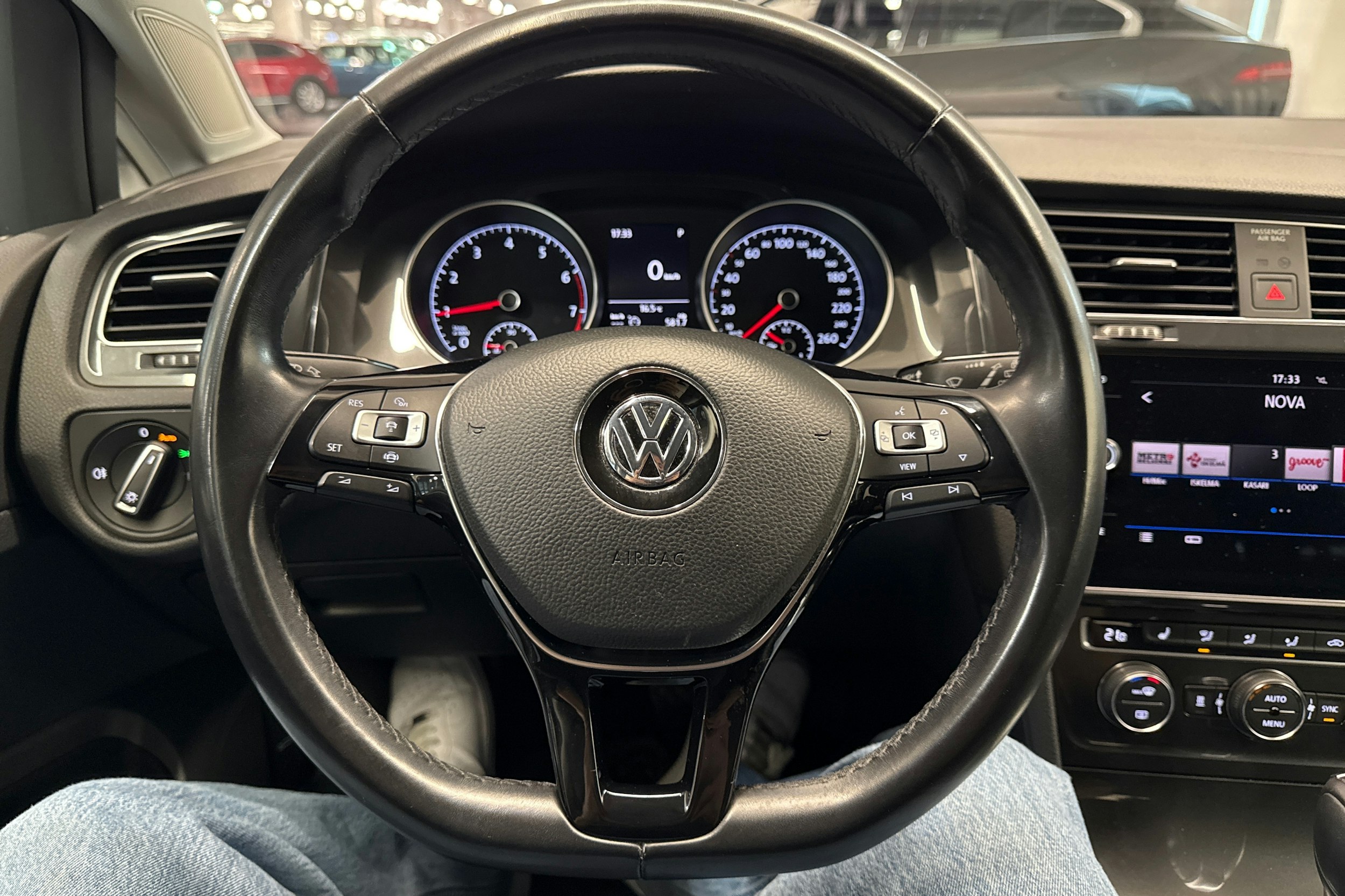 musta Volkswagen Golf 2020 kuva 15.