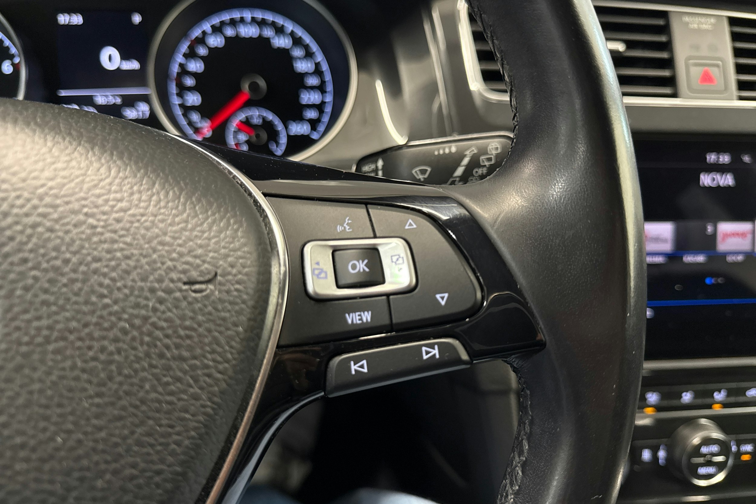 musta Volkswagen Golf 2020 kuva 17.