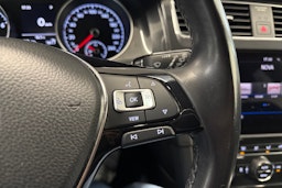 musta Volkswagen Golf 2020 kuva 17.