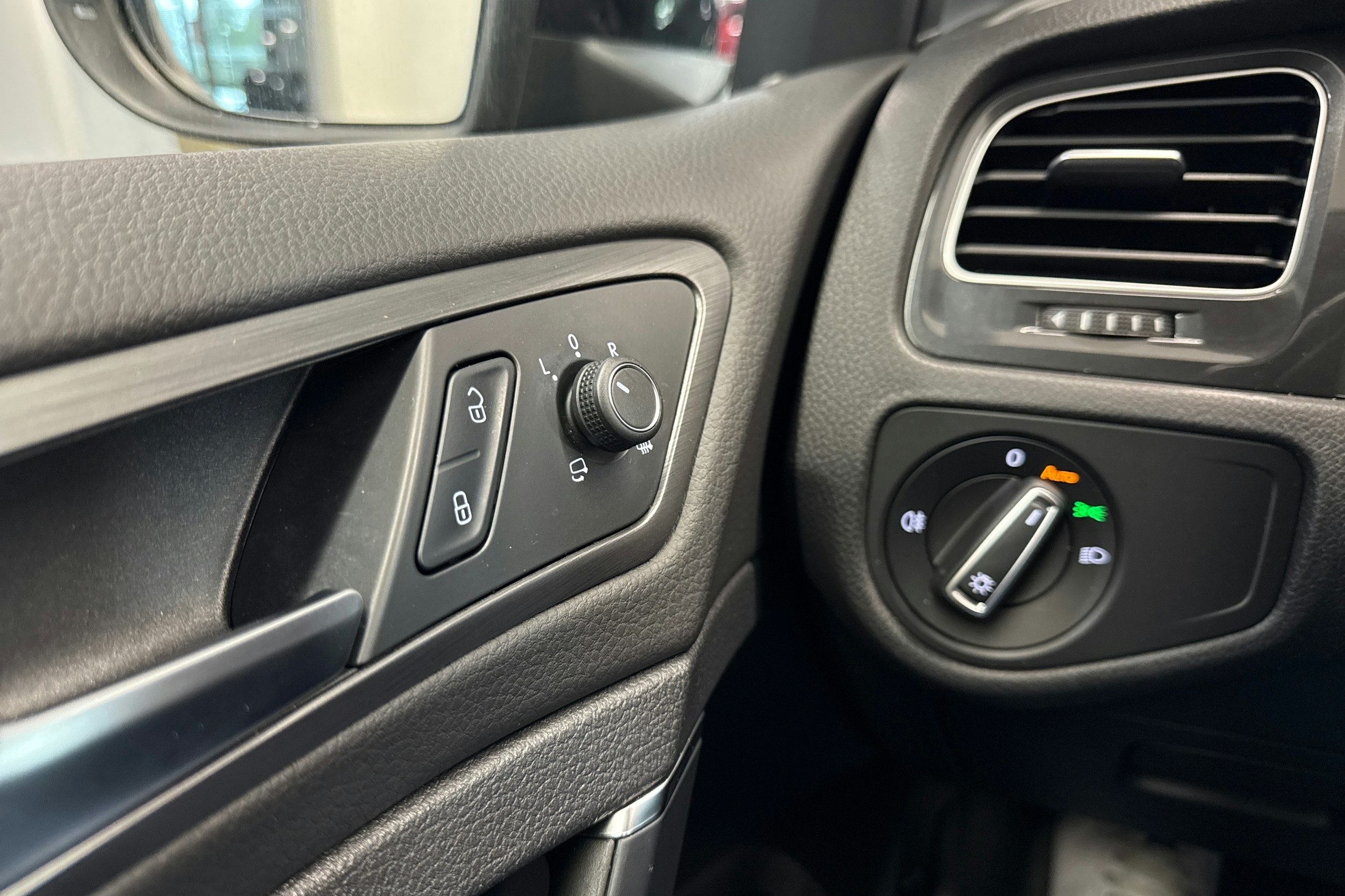 musta Volkswagen Golf 2020 kuva 20.