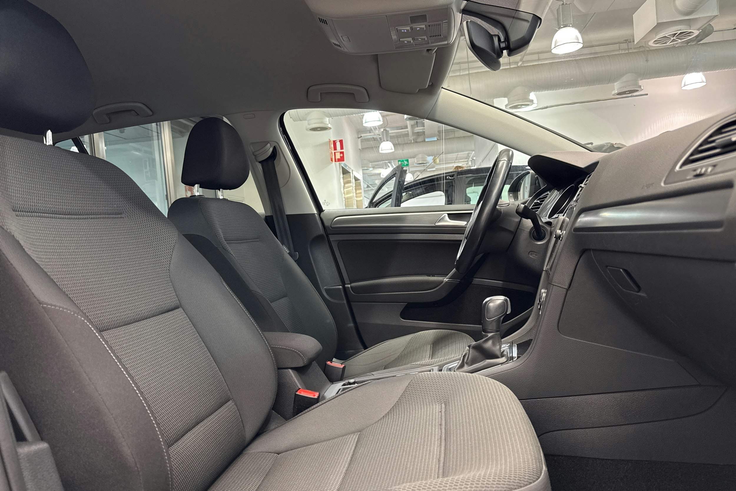 musta Volkswagen Golf 2020 kuva 21.