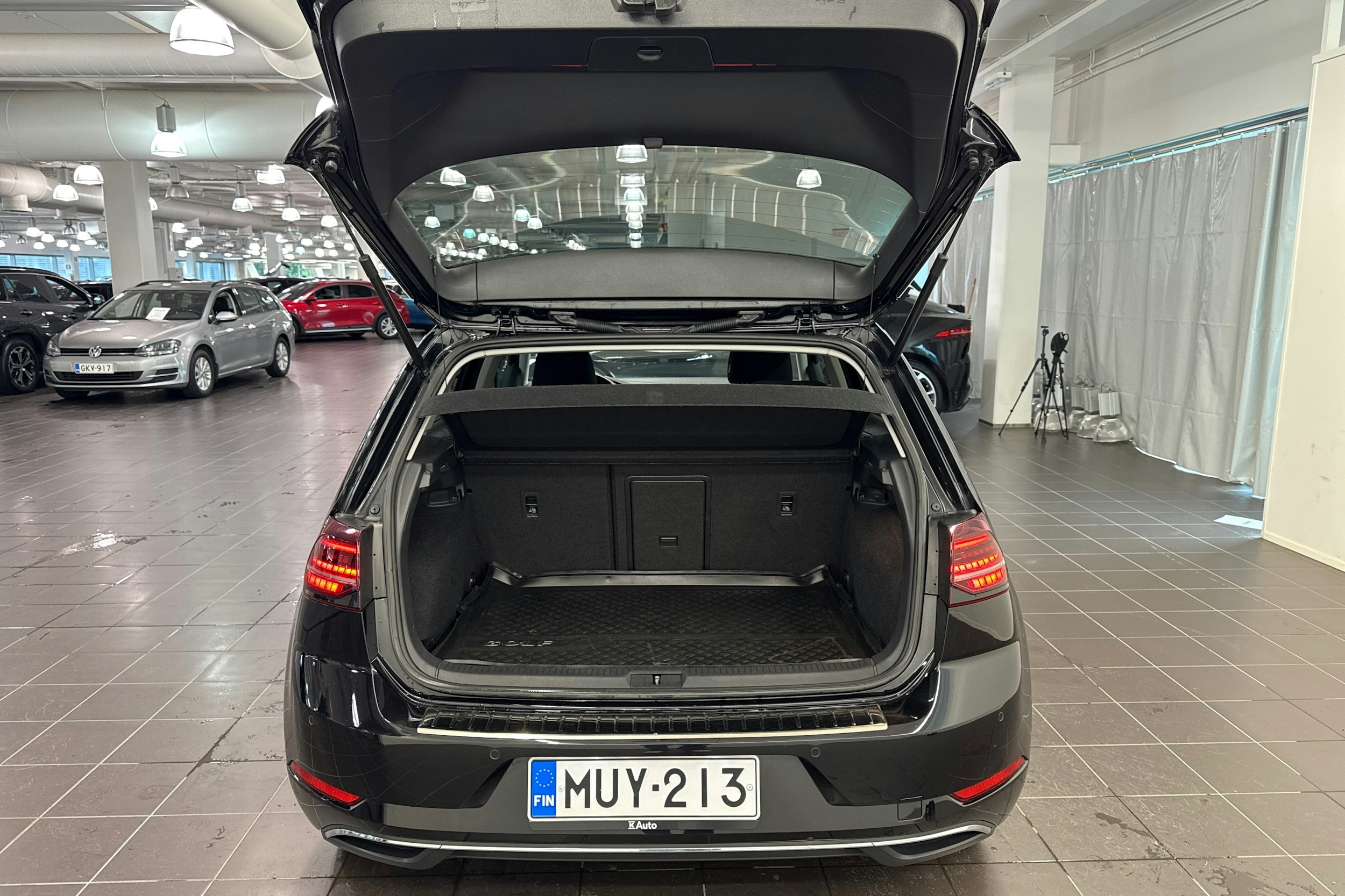 musta Volkswagen Golf 2020 kuva 23.