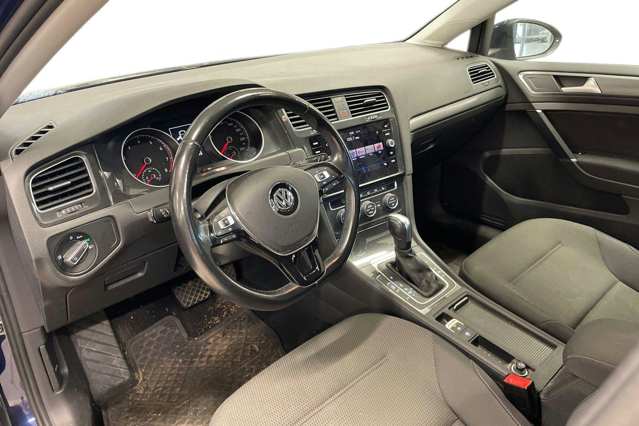 sininen Volkswagen Golf 2020 kuva 3.